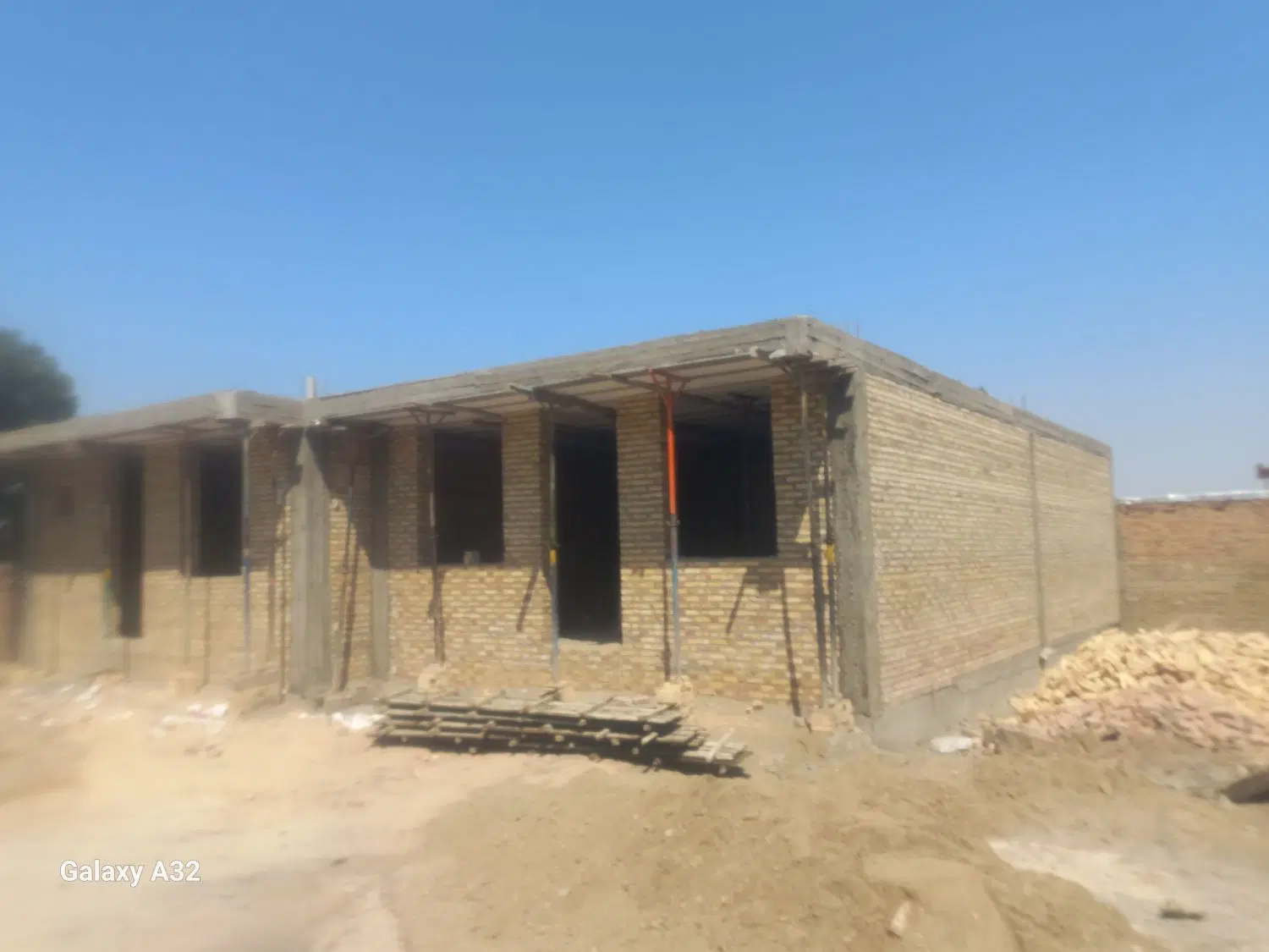 دو عد ساختمان نیمه کاره کنار هم مرکز روستای وردان
