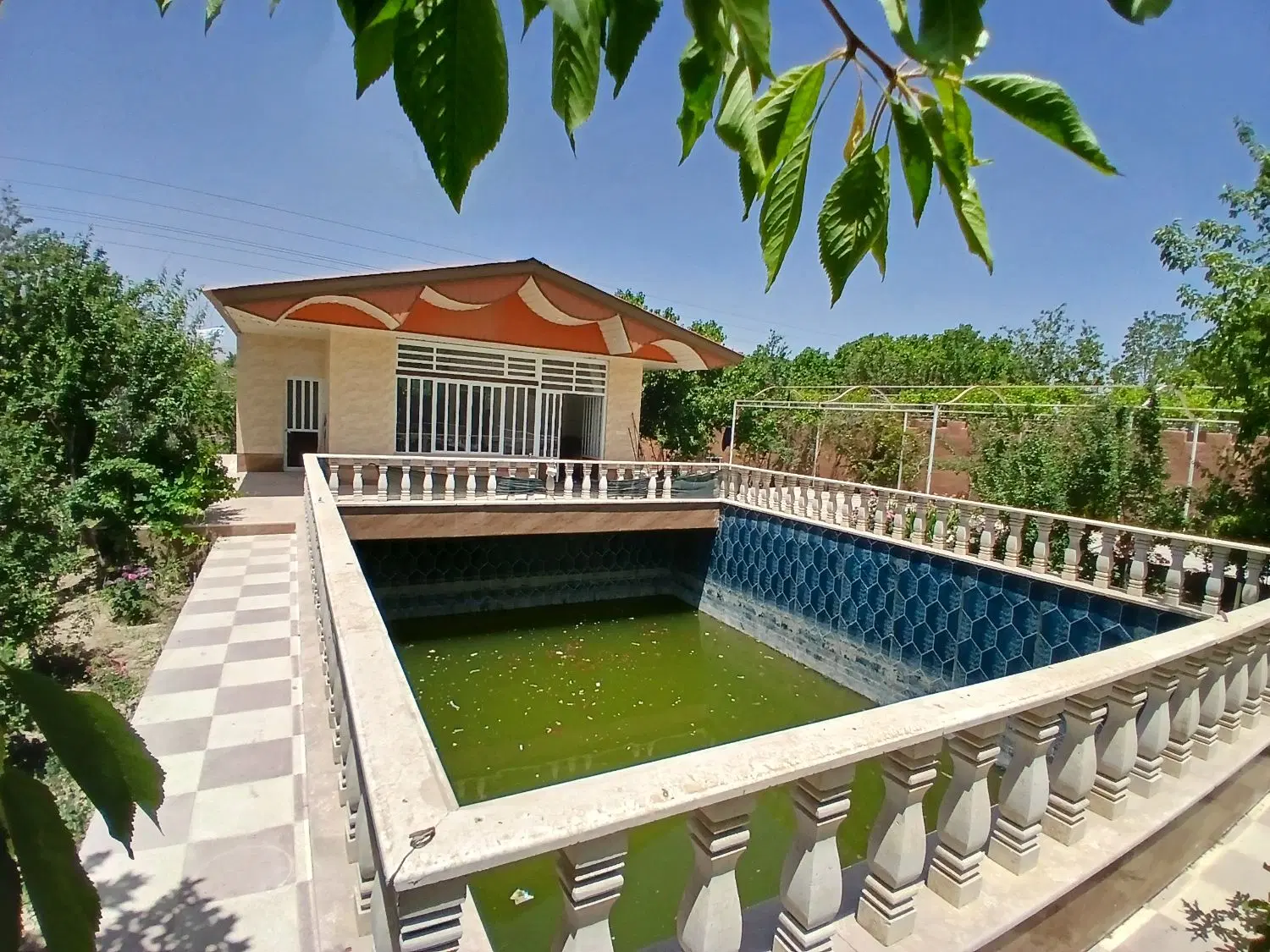 باغ  سرسبز در بوستان ۱۰ کوشک