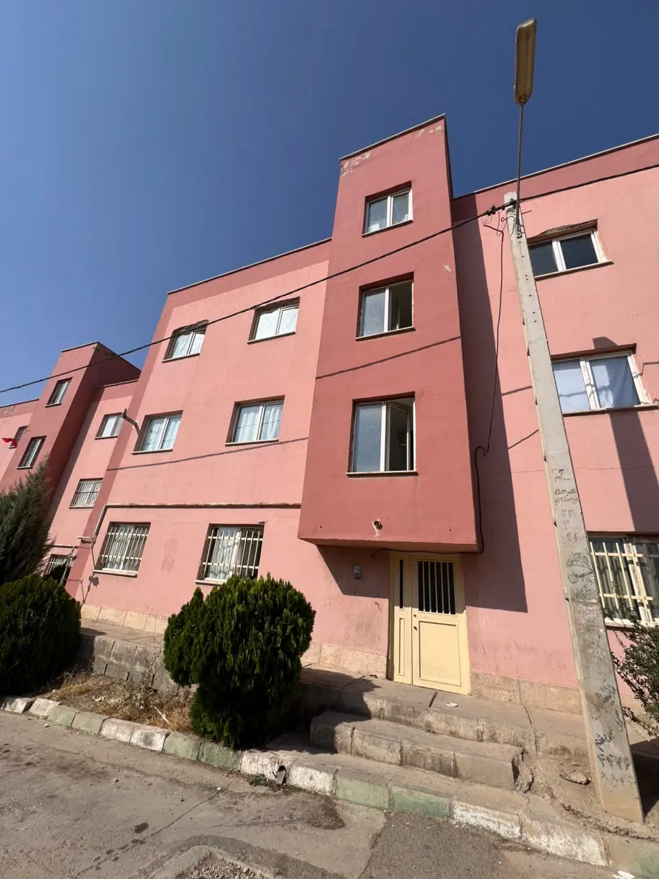 ۷۵ متر _ دوخواب _ پاکان _ بدون مشرف _ چسب مترو