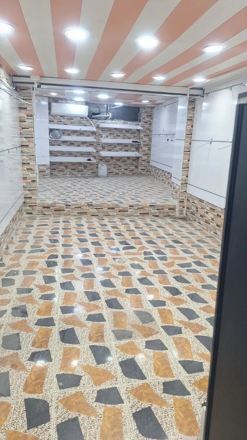 اجاره مغازه ۸۰ متری با دکور مناسب صنف پوشاک