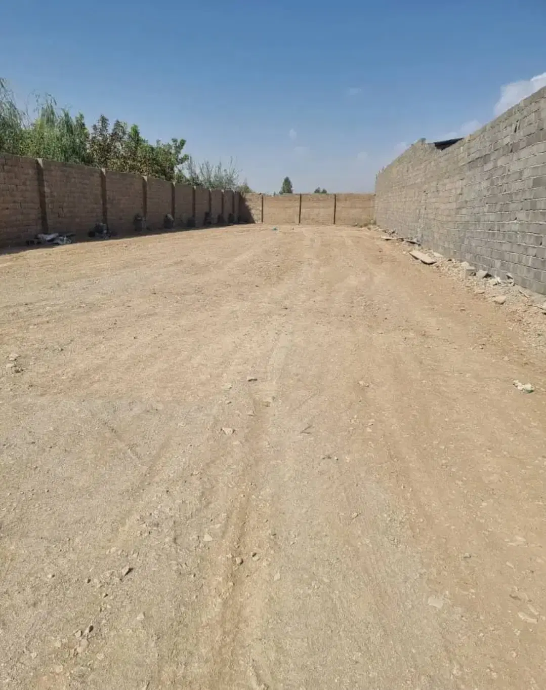 چهاردیواری کف آسفالت