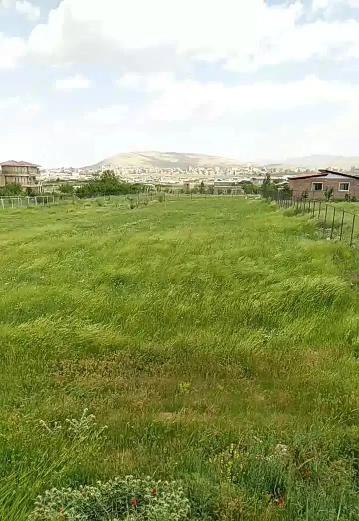 زمین ج بوگه بسی روبه مغازه های ژینگه پاریز