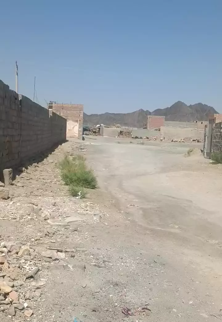 زمین در چاه رحمان لار چهار دیواری با آجر 35سانتی
