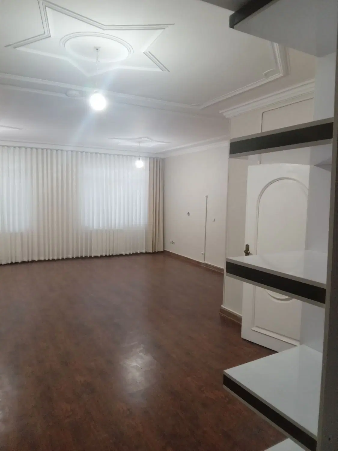 کارشناسان بر خیابان شهرداری_۹۹ متر جنوبی_تک واحد