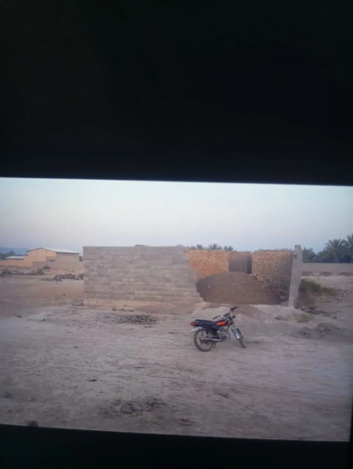 زمین نیمه کاره