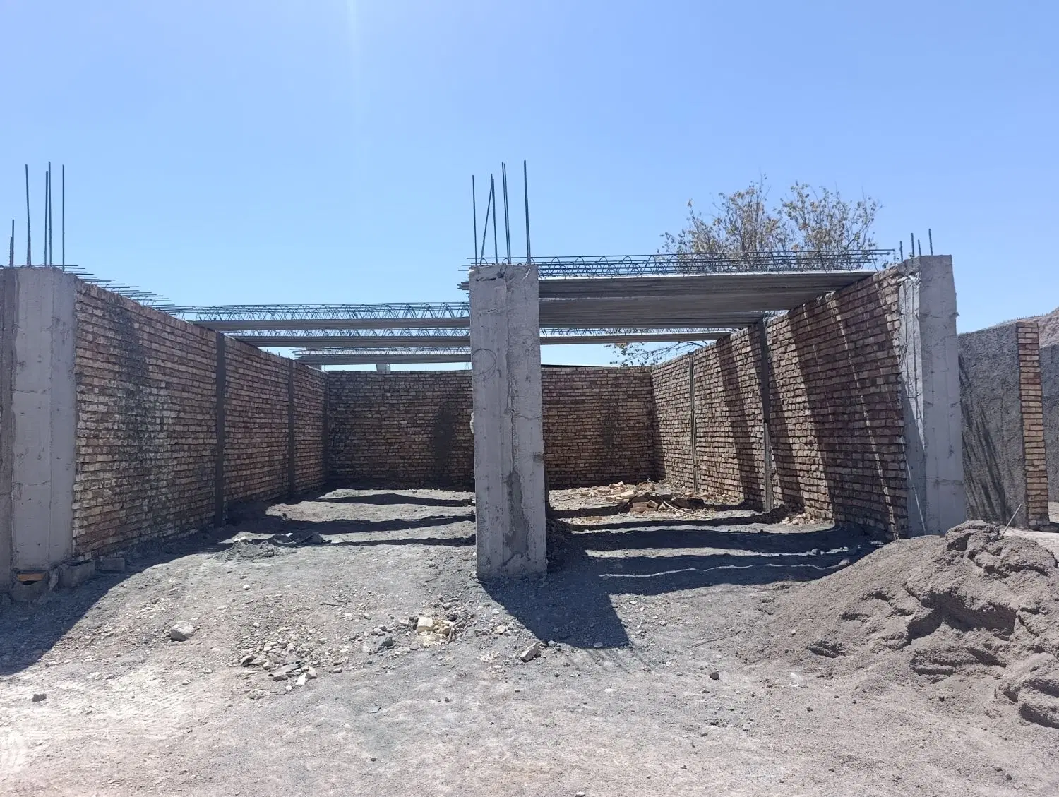 یک باب زمین نیمه کاره
