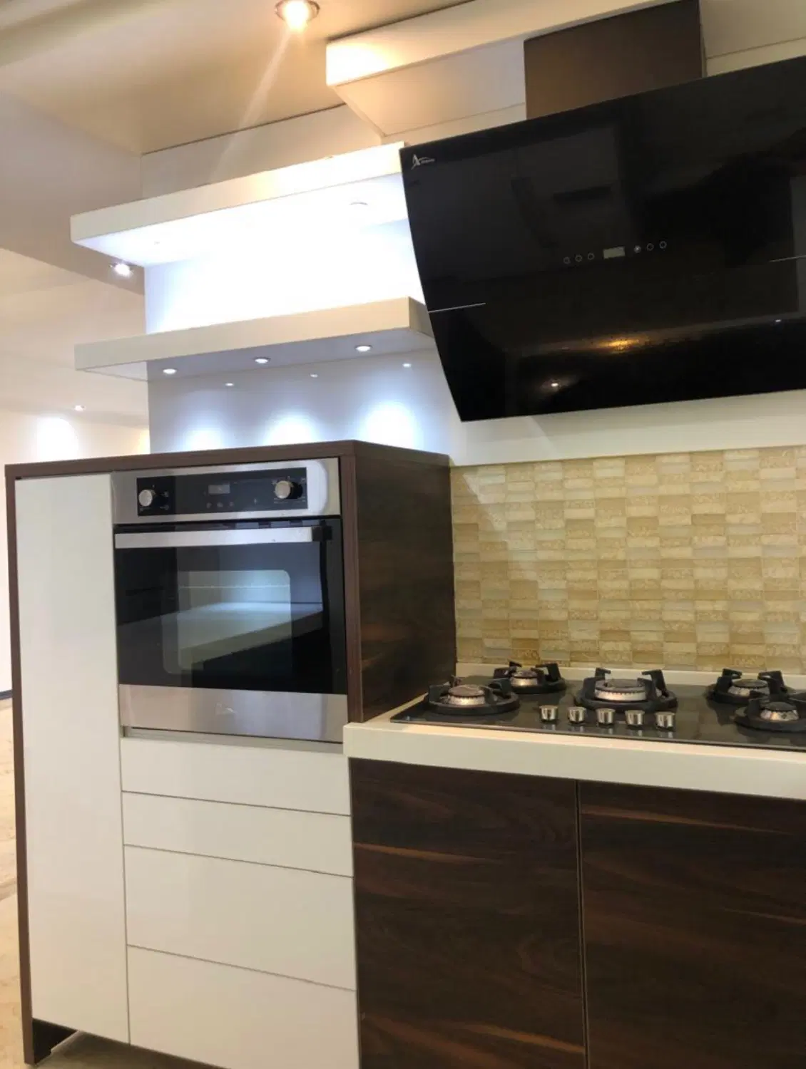 ۱۰۰ متر، دو خوابه، خطی رو به افتاب، نما تراورتن