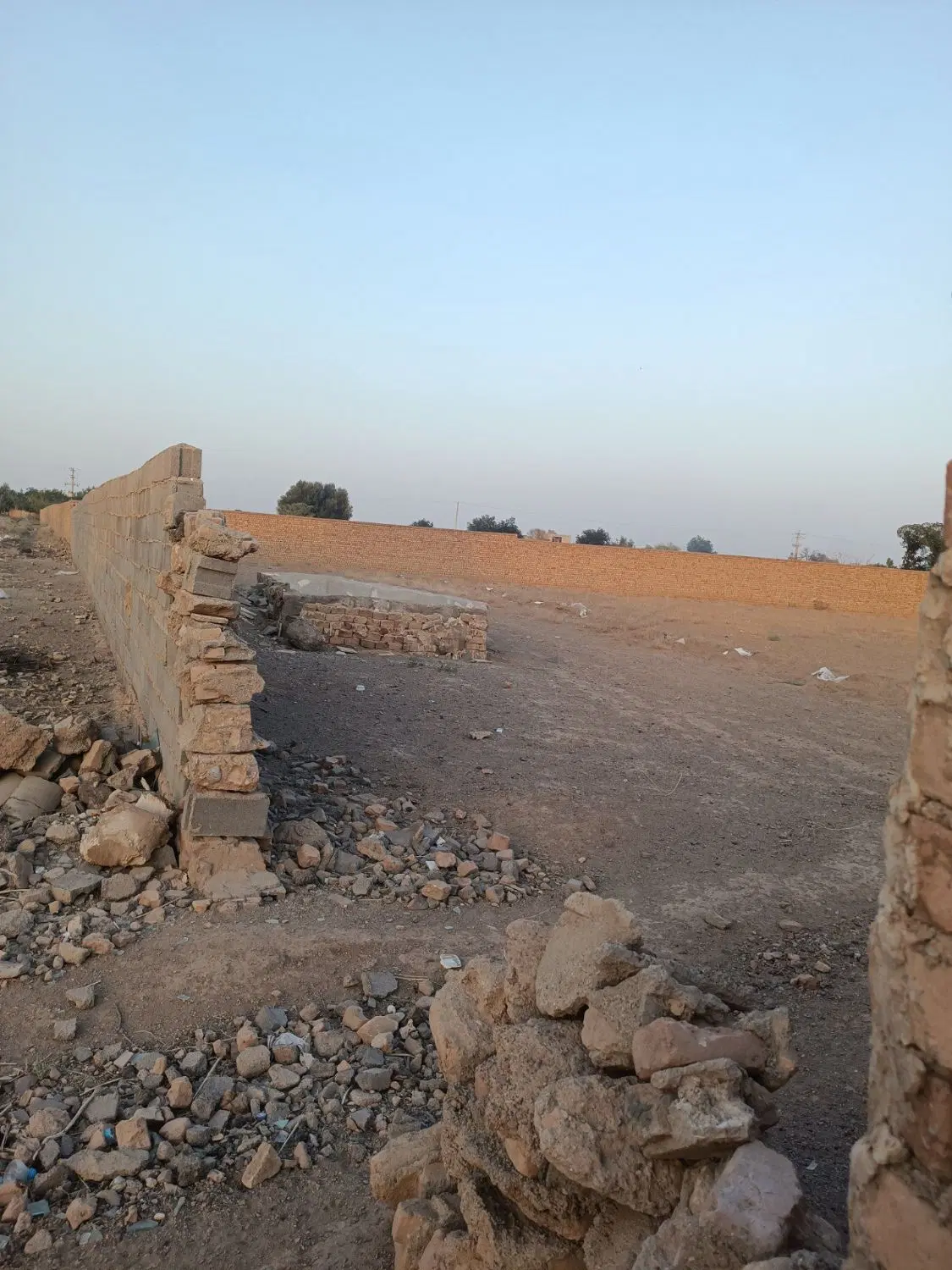 زمین چهار دیواری