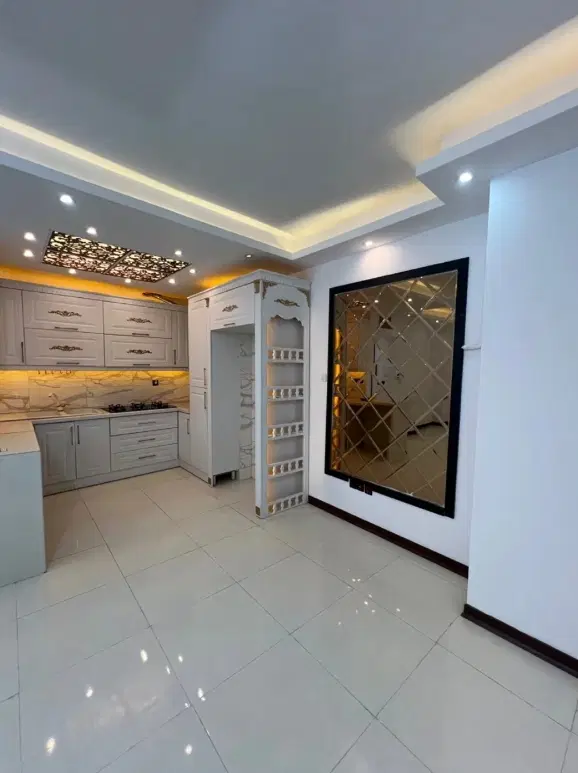 نیم‌طبقه بزرگ با موقعیت خارق‌العاده(جمهوری)