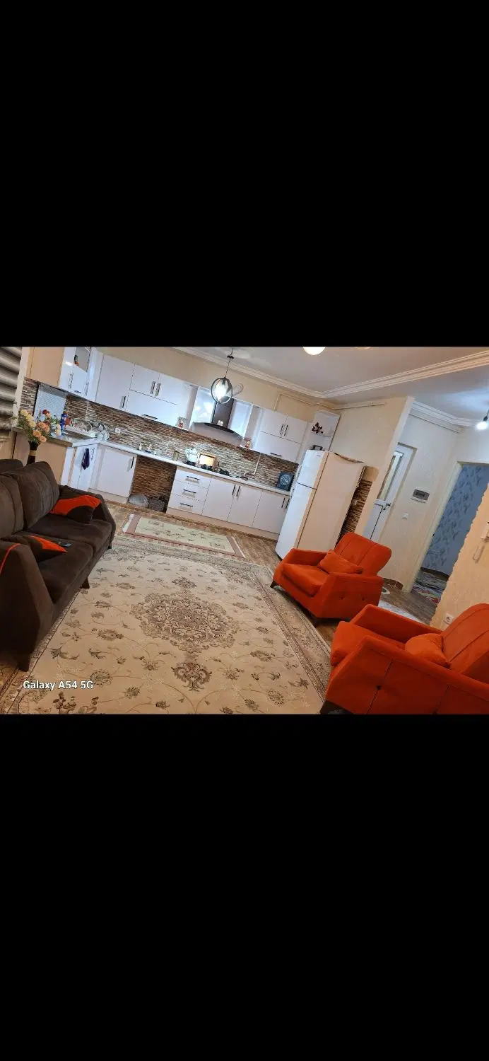 ۸۰ متر خوش نقشه و غرق نور.