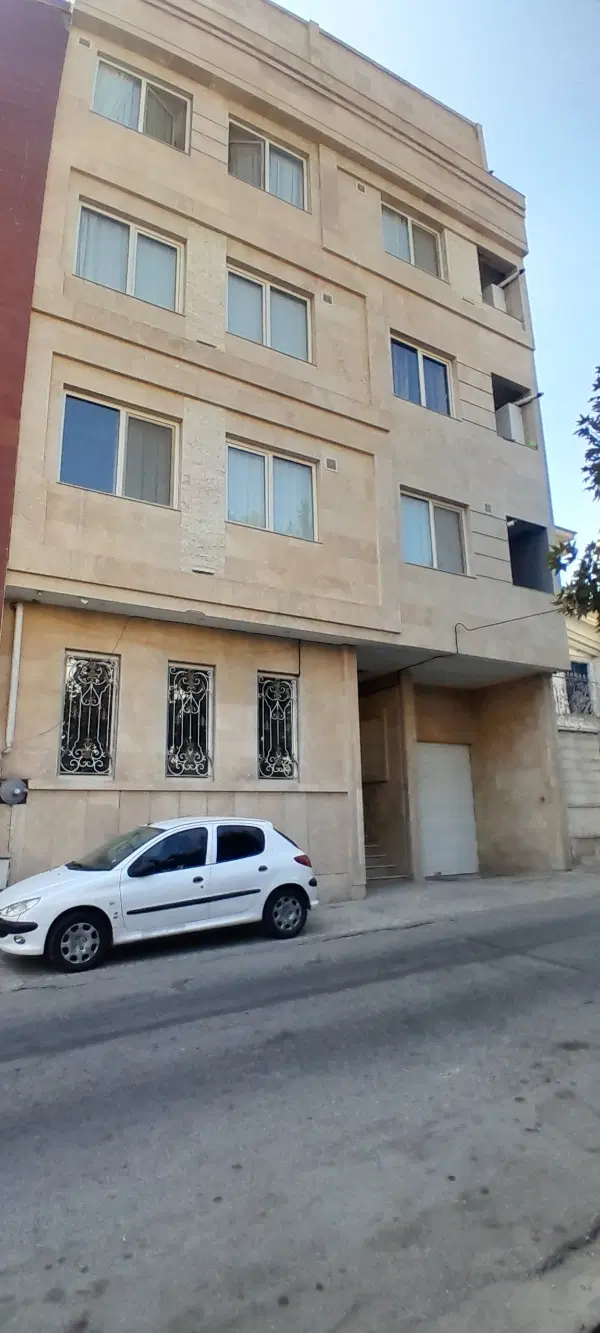 آپارتمان فول همکف  با حیاط اختصاصی شیک