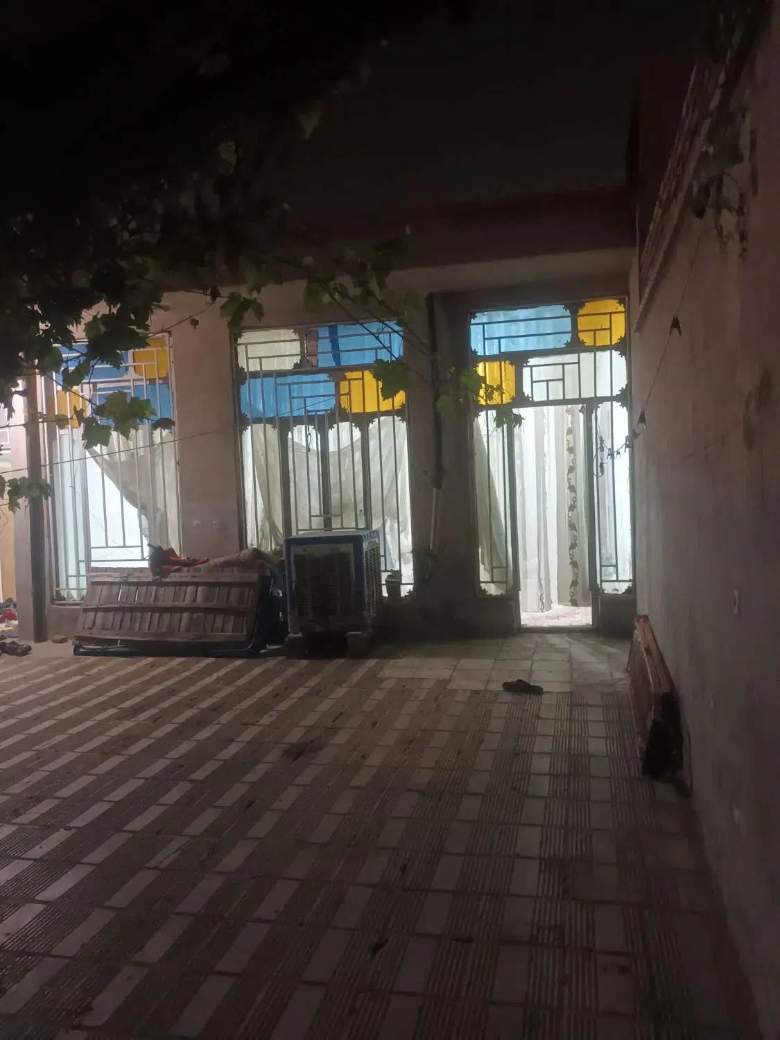 یک‌باب‌منزل‌مسکونی‌‌مستقل‌اما‌اب‌برق‌گاز‌مشترک