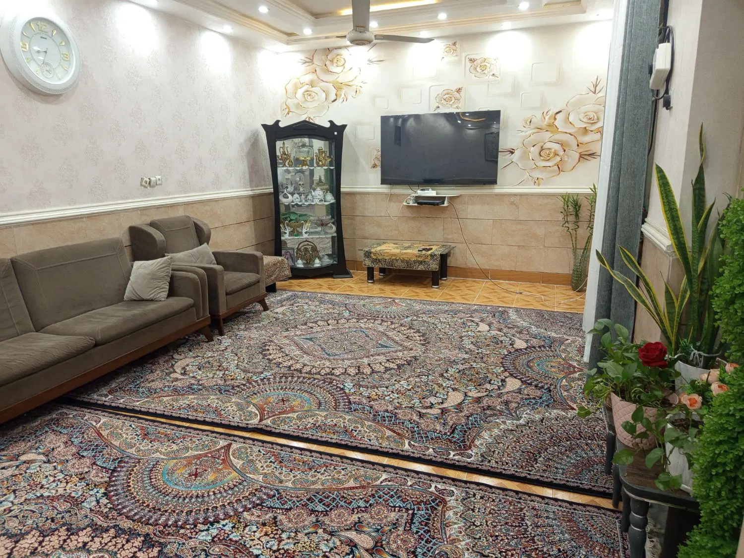 یک خونه ویلایی واقع در بازار صفا_بنگاه والفجر