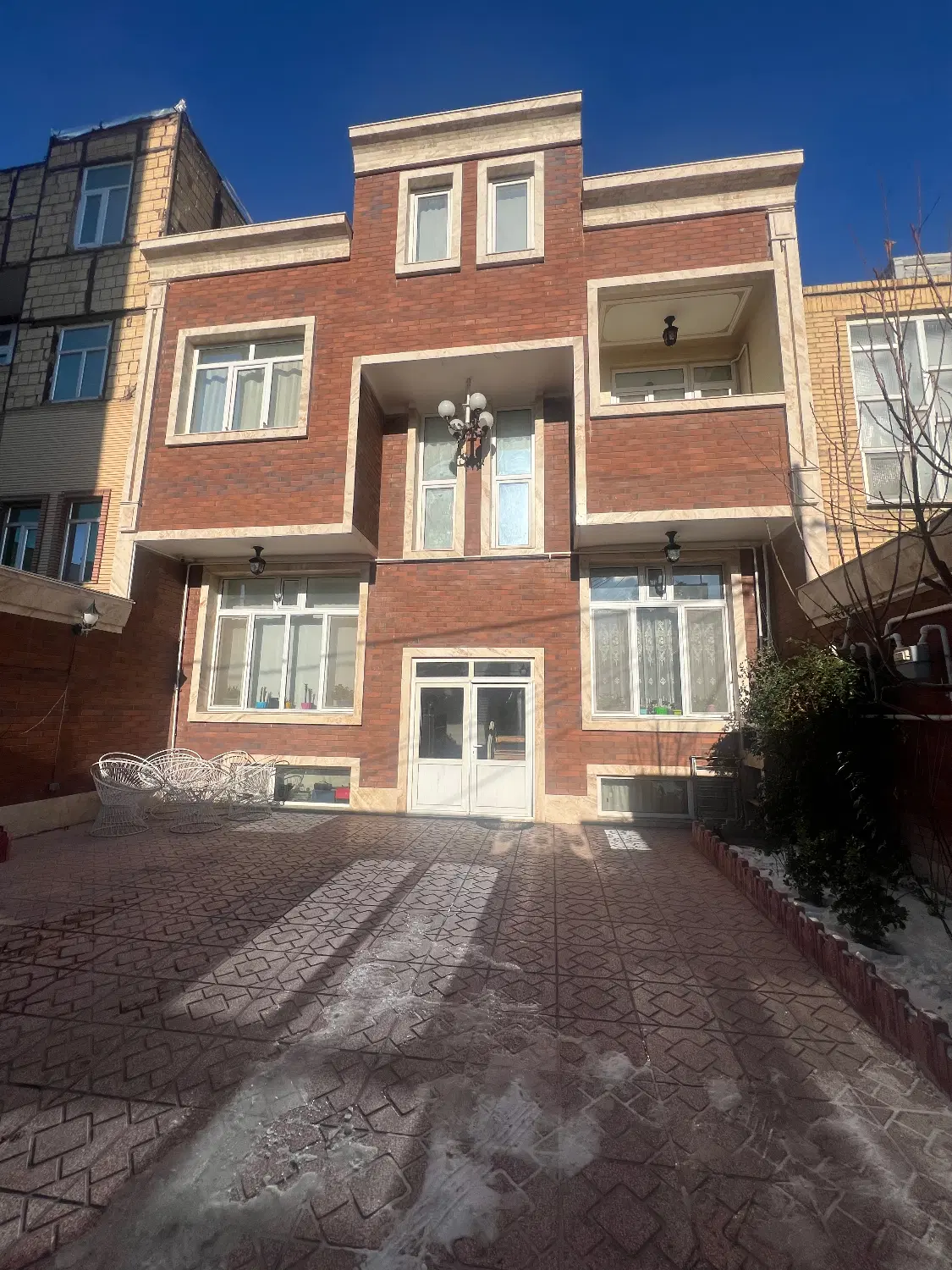 حیاط ویلایی گلکار ( فول بازسازی ۱۴۰۲)