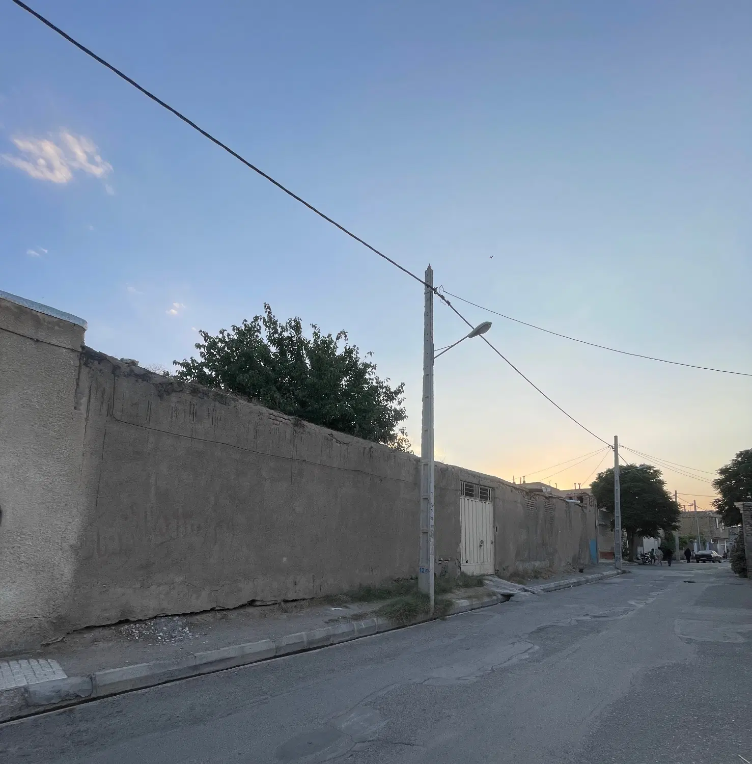 زمین دور دیوار ۵۰۰ متر دومعبر حاشیه ۴۰ متر