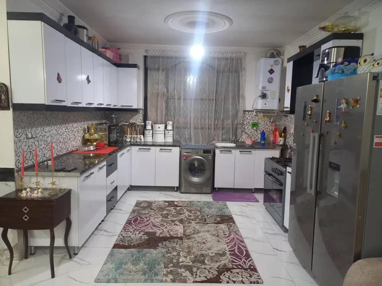 ویلایی حاشیه جمهوری ۶   دو خواب  حیاط ماشین رو