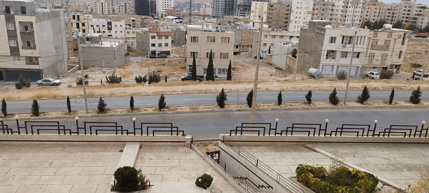 زمین ارتش قدیم نزدیک به خیابان اصلی درب ساختمان