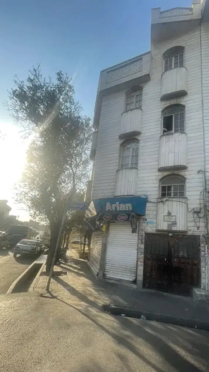 ملک کلنگی. نبش و دو بر