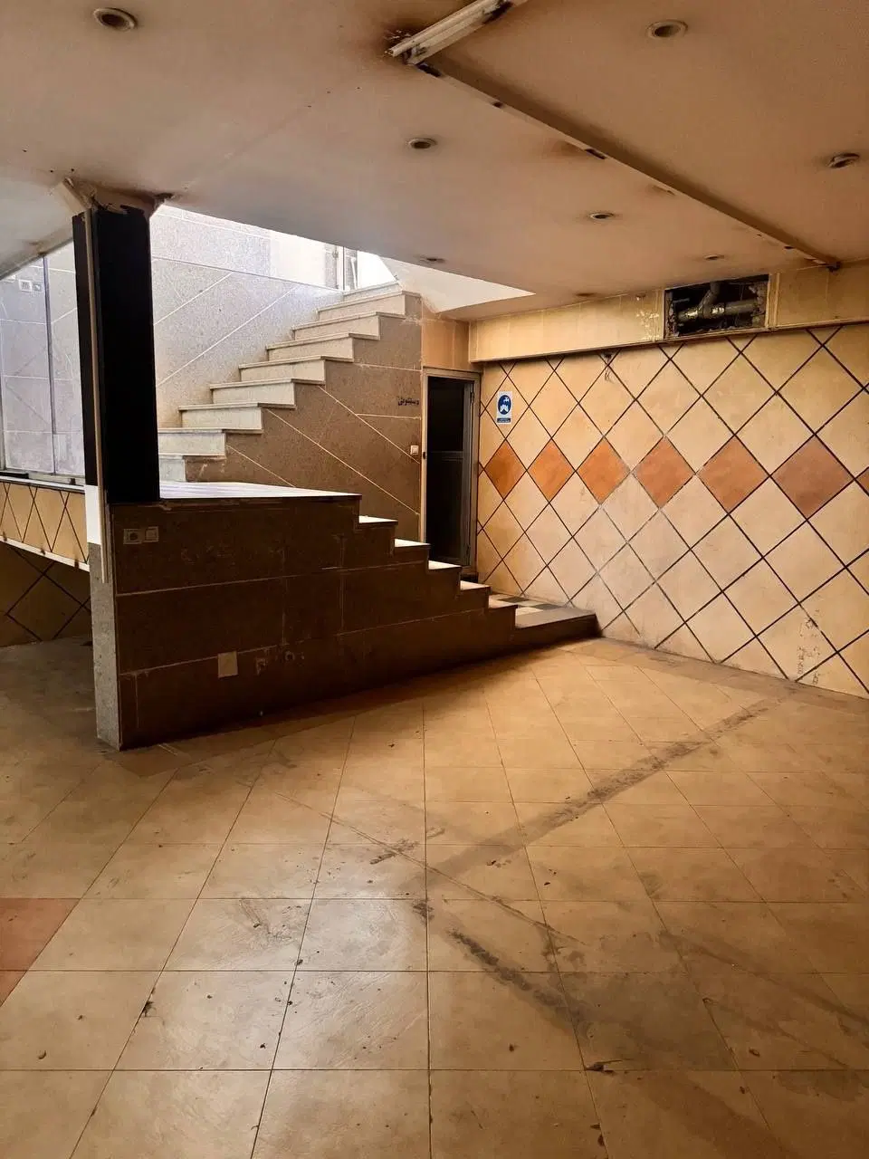 ۲۱۰ متر زیرزمین تجاری خیابان شریعتی
