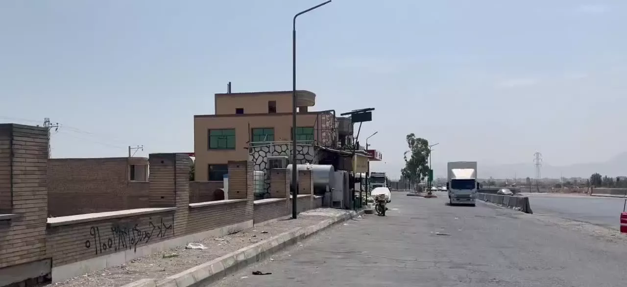 زمین خش جا بر خیابان اصلی کنار پمپ بنزین دانشگاه