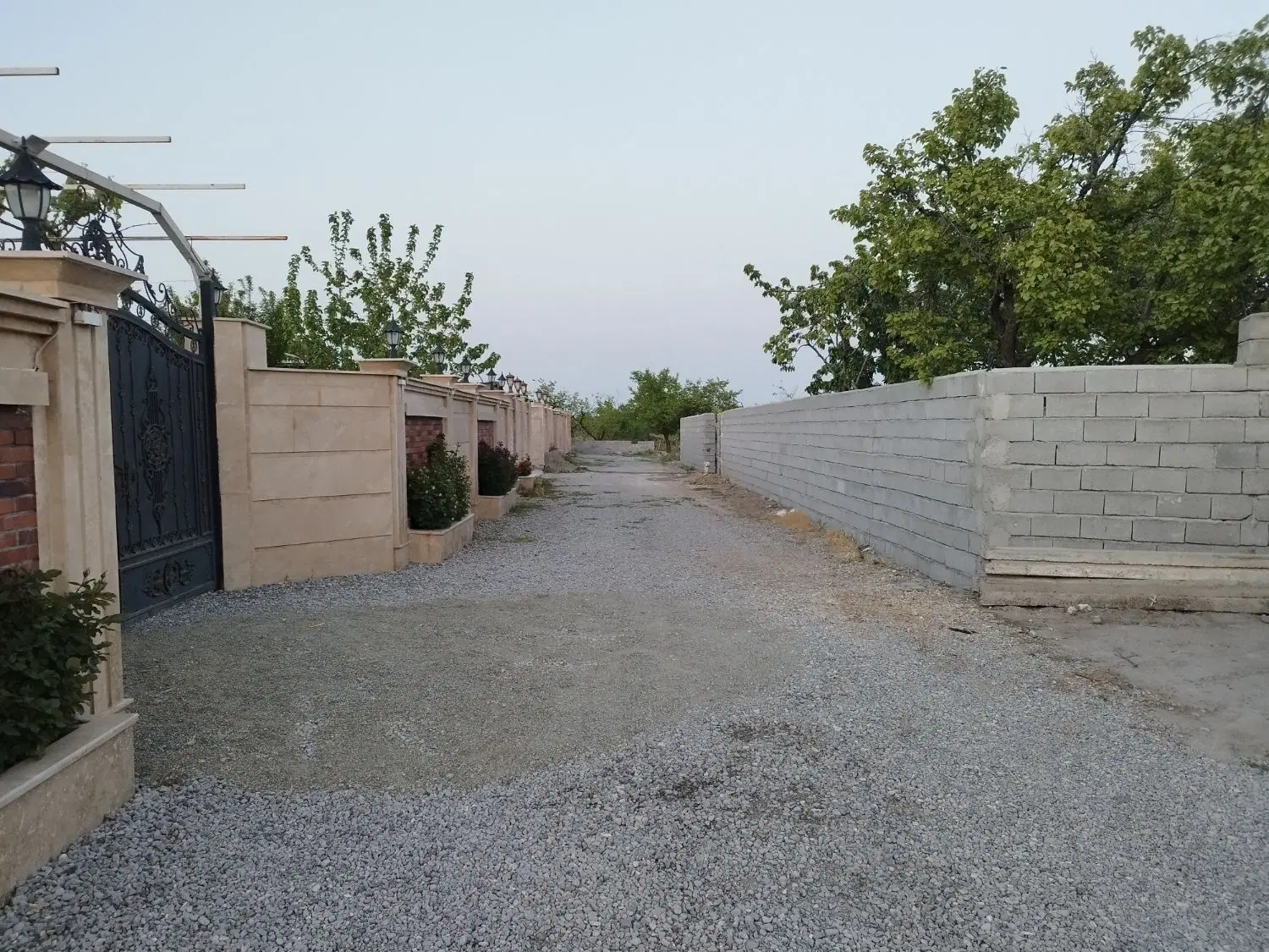 دو قطعه باغچه قطعه دوم از اسفالت