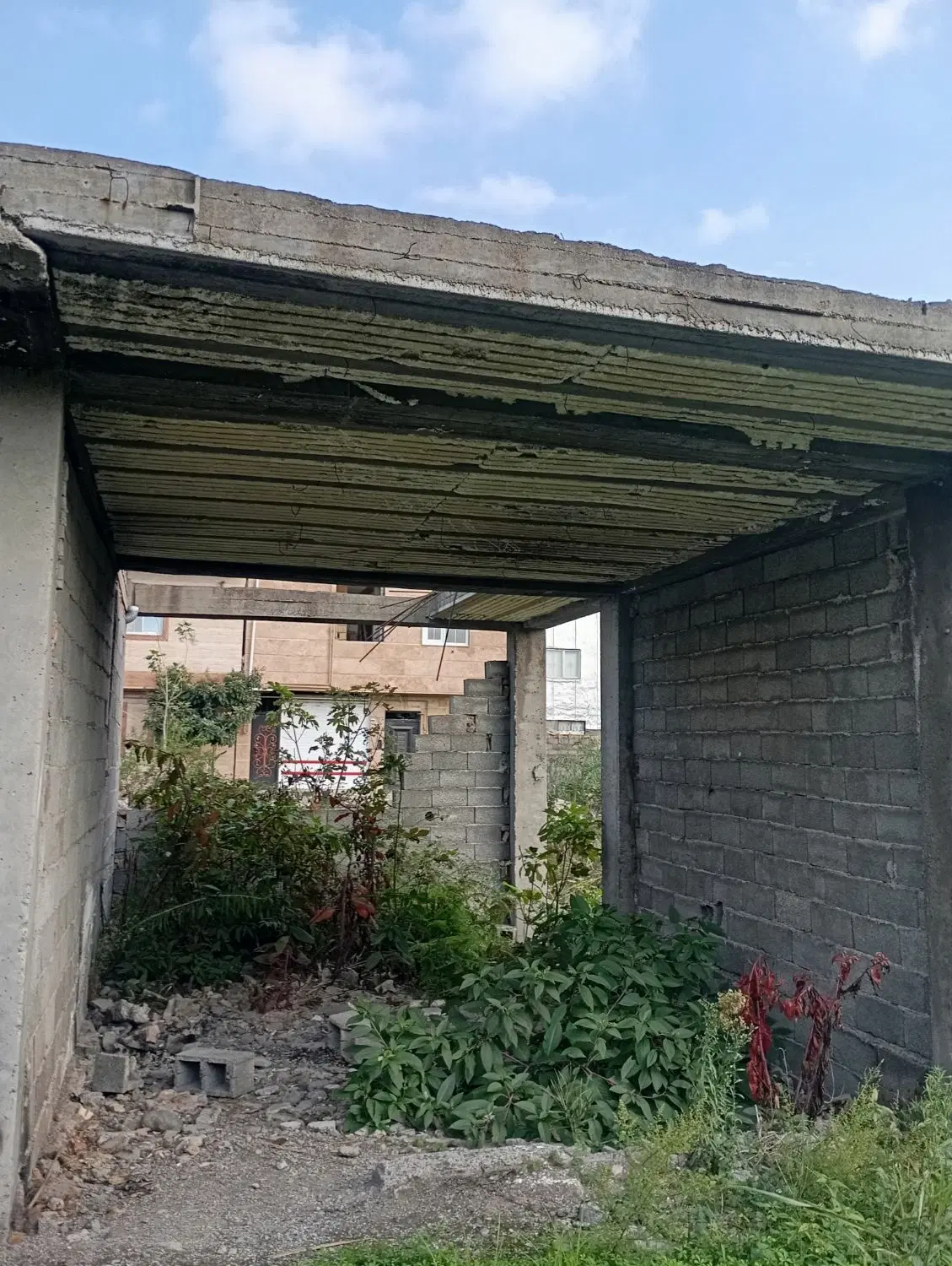 خانه نیمه ساخت