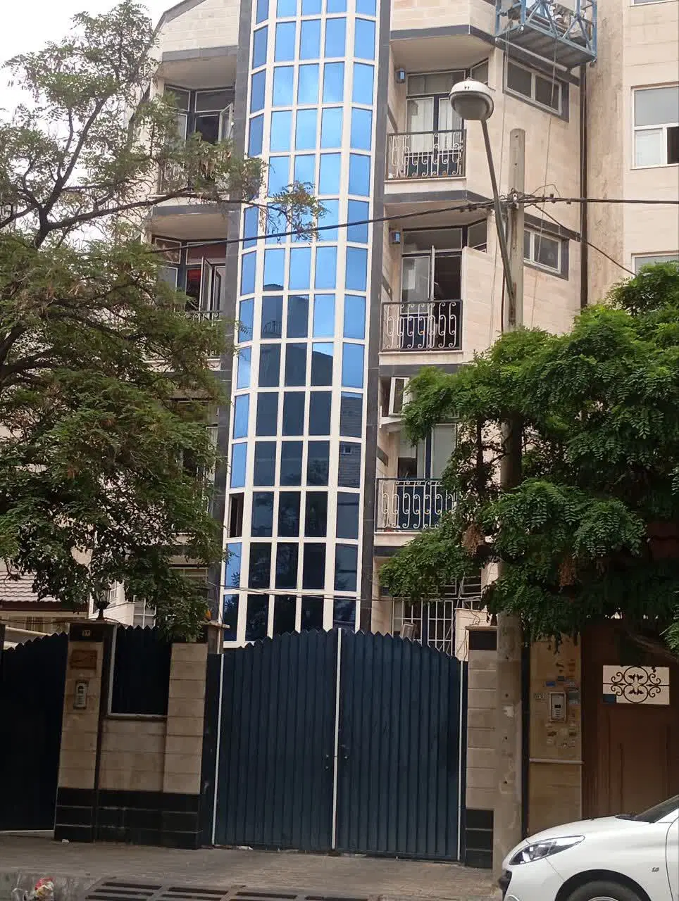 اپارتمان کوچه مشکی