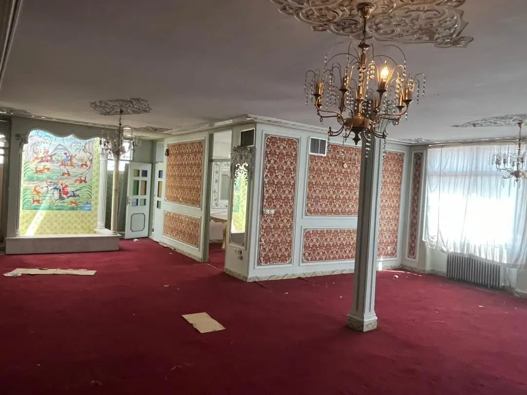 ۳ طبقه بنای ۲۲۰ متری مناسب انبار وتولیدی حیاط مسقف