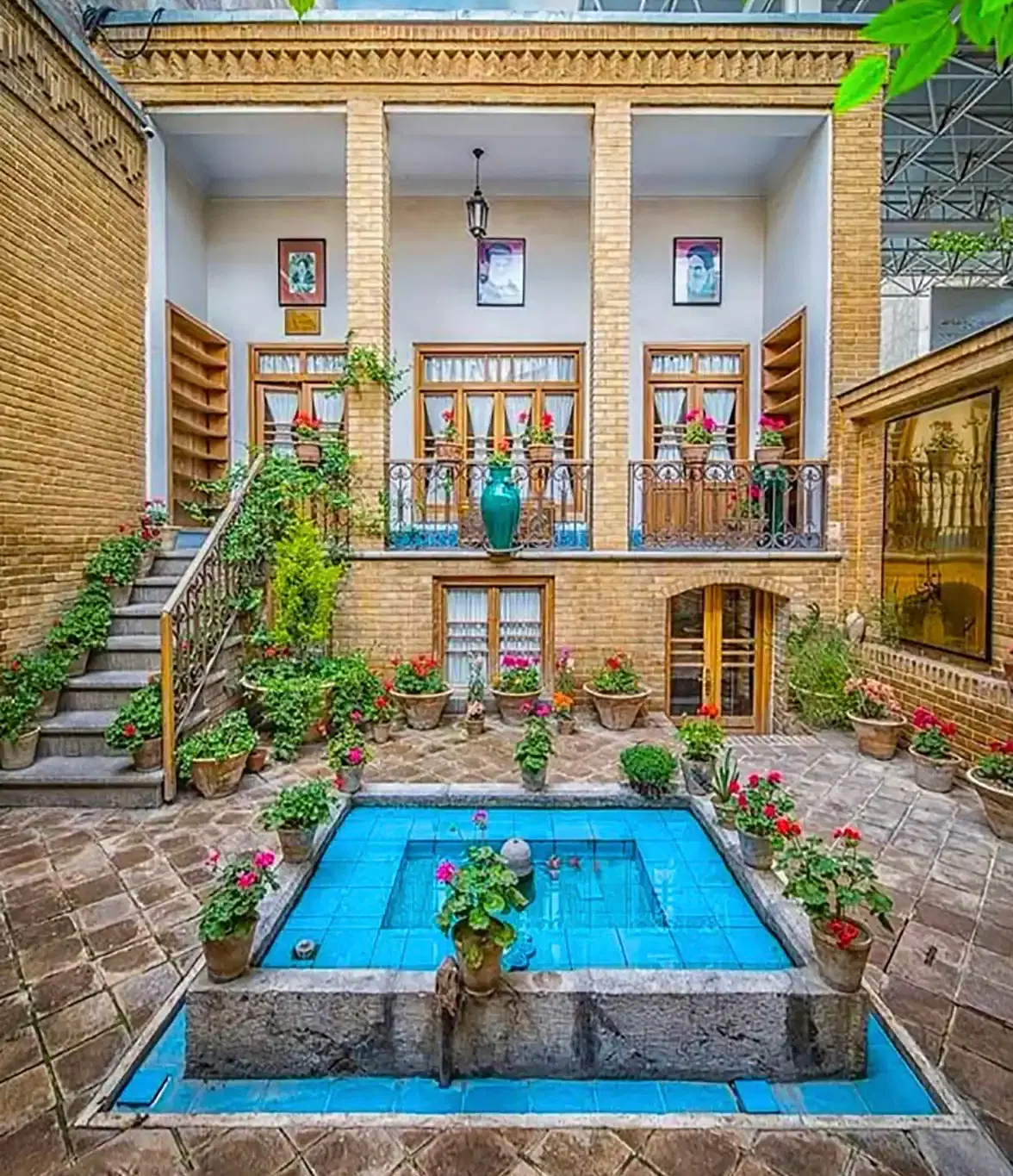 خانه ویلایی دو نبش ۳۴۰ متری