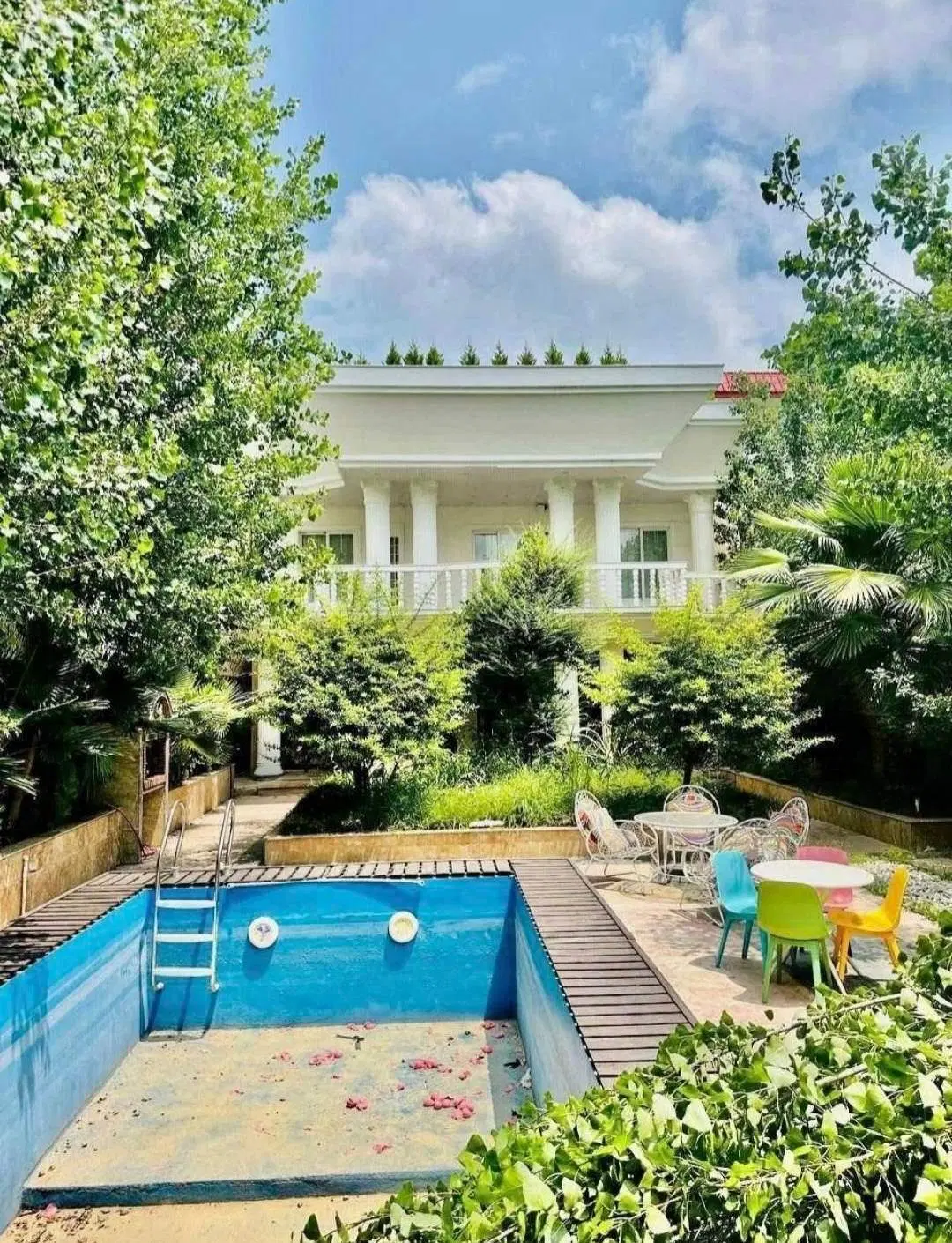 عمارت ویلایی ۴۰۰ متری سه خواب سنددار مبله