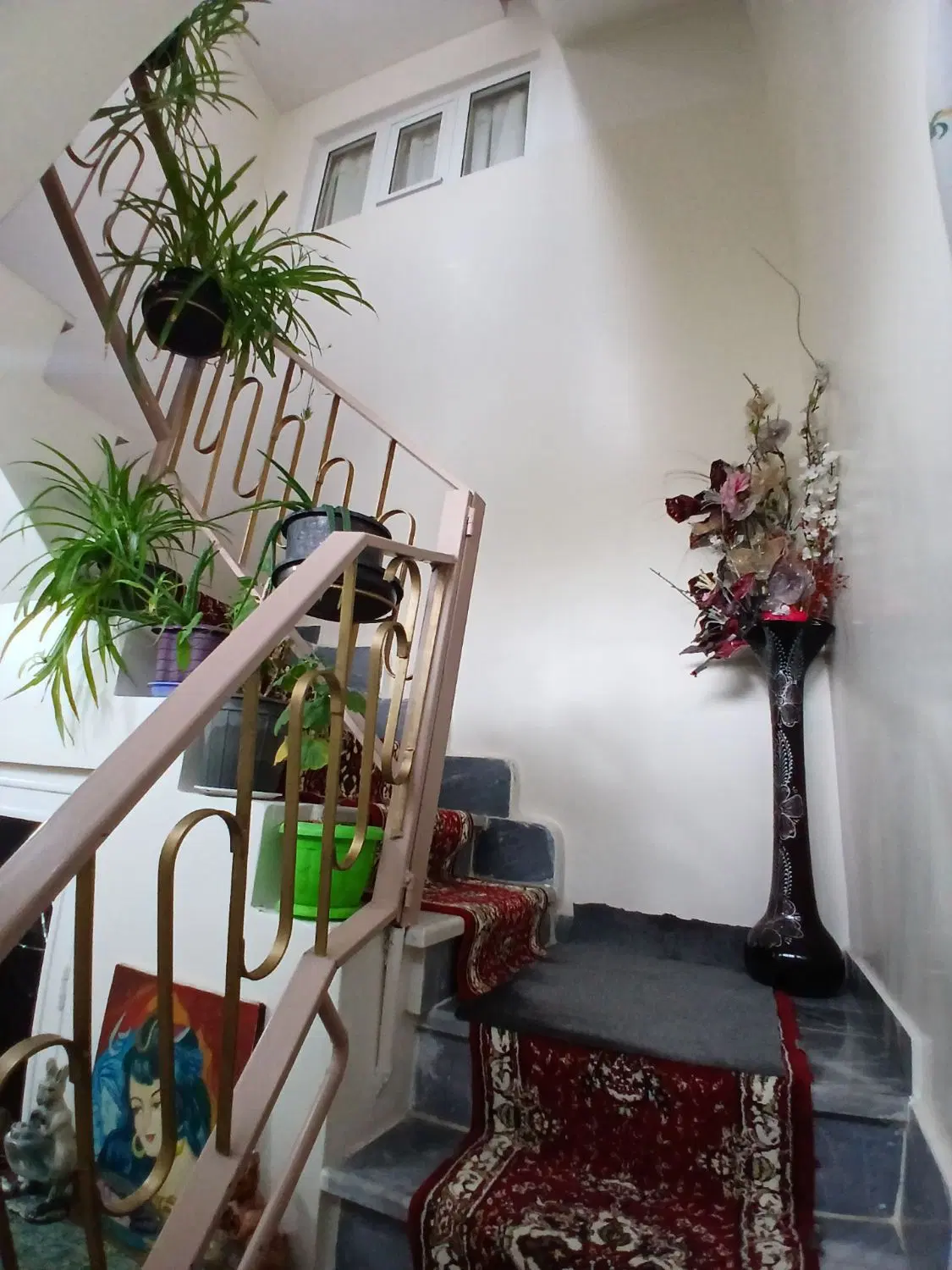 حیاط سه طبقه