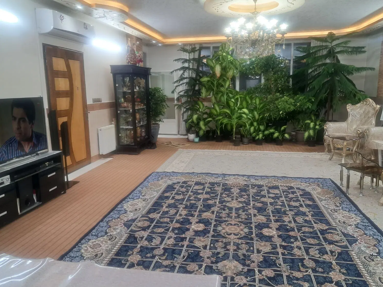 اپارتمان ۴طبقه تک واحدلوکس ۲۰۰متری برخیابان اصلی