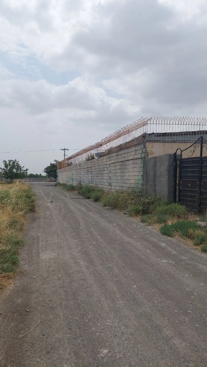 زمین دور دیوار