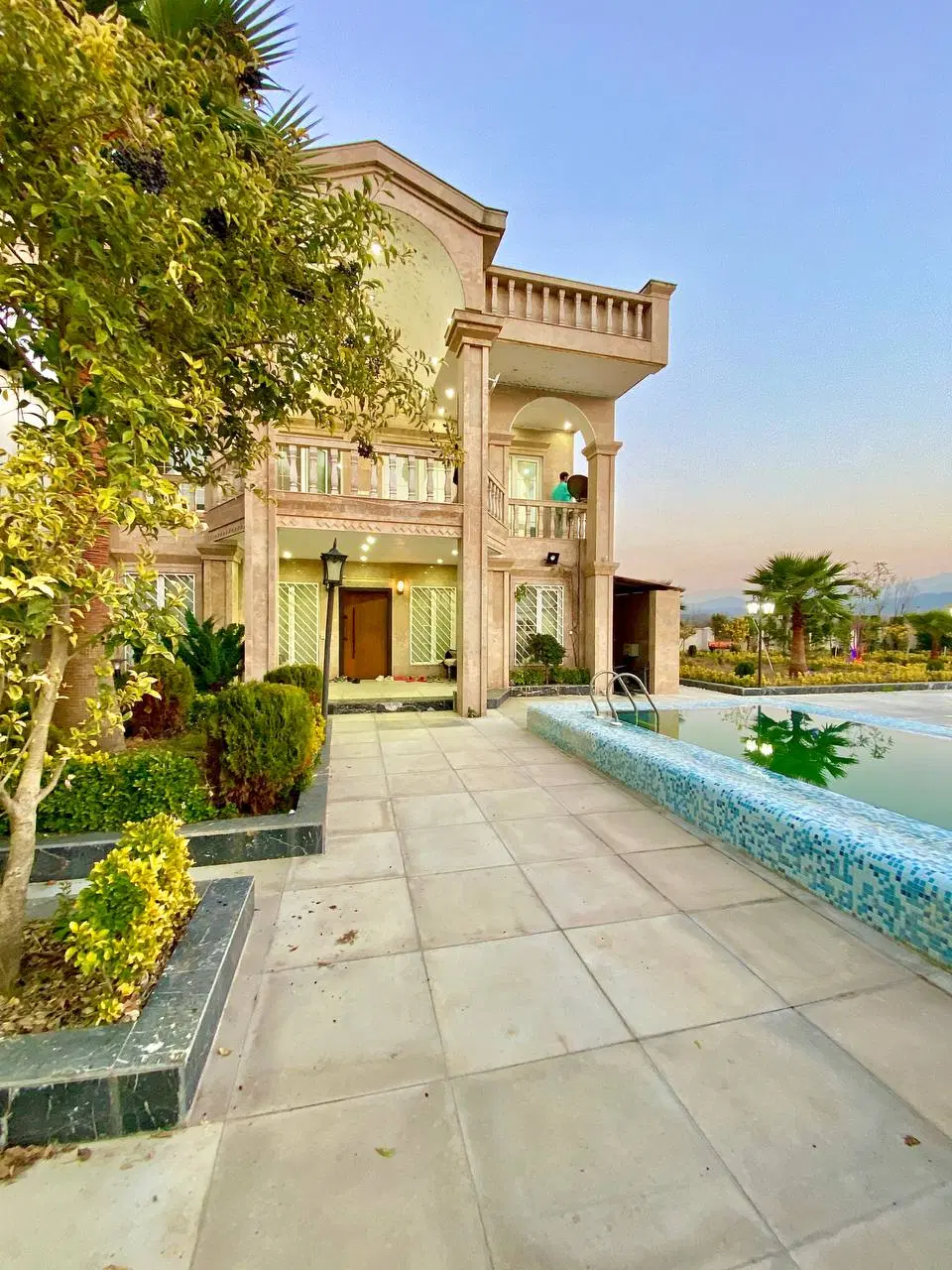 عمارت۱۳۰۰متری باسندششدانگ*فول فرنیش*قیمتکل