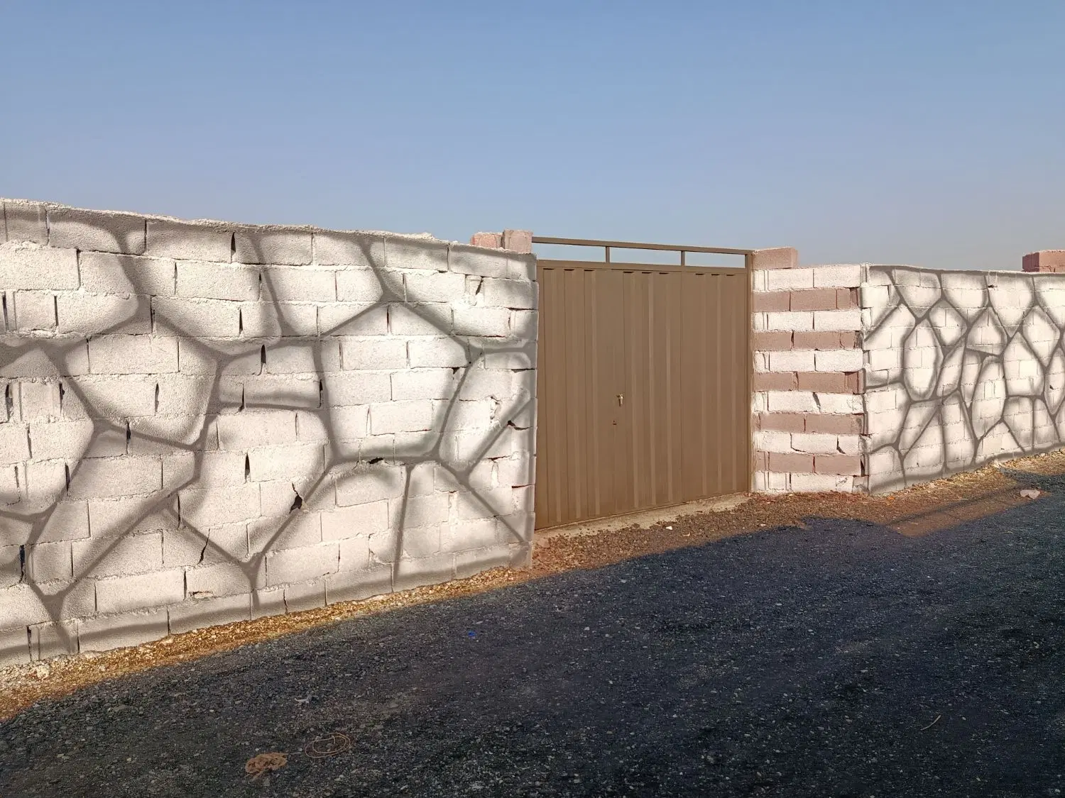باغچه چهار دیواری رنگ آمیزی شده تو مجموعه