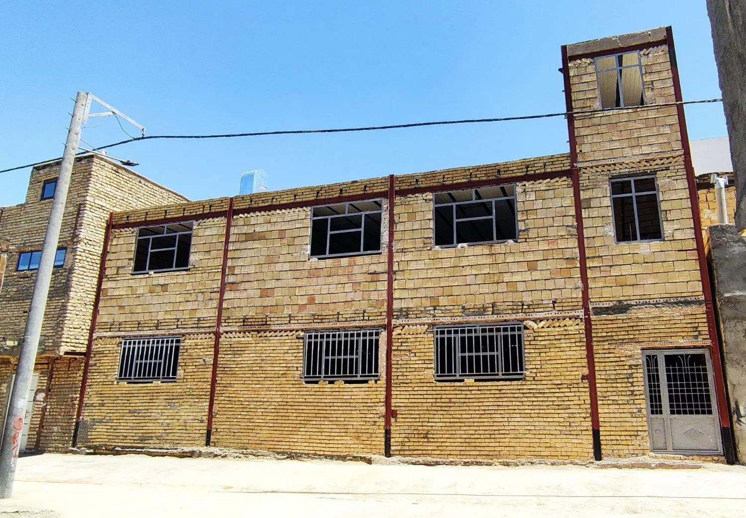 خانه دوطبقه  نیمه کاره اسکلت توس171