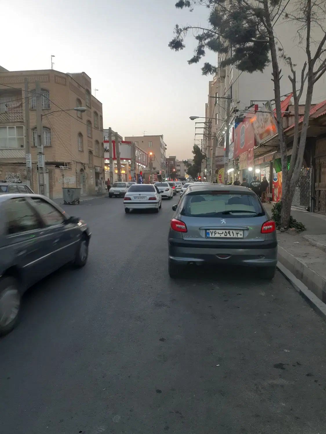 مغازه برخیابان معلم