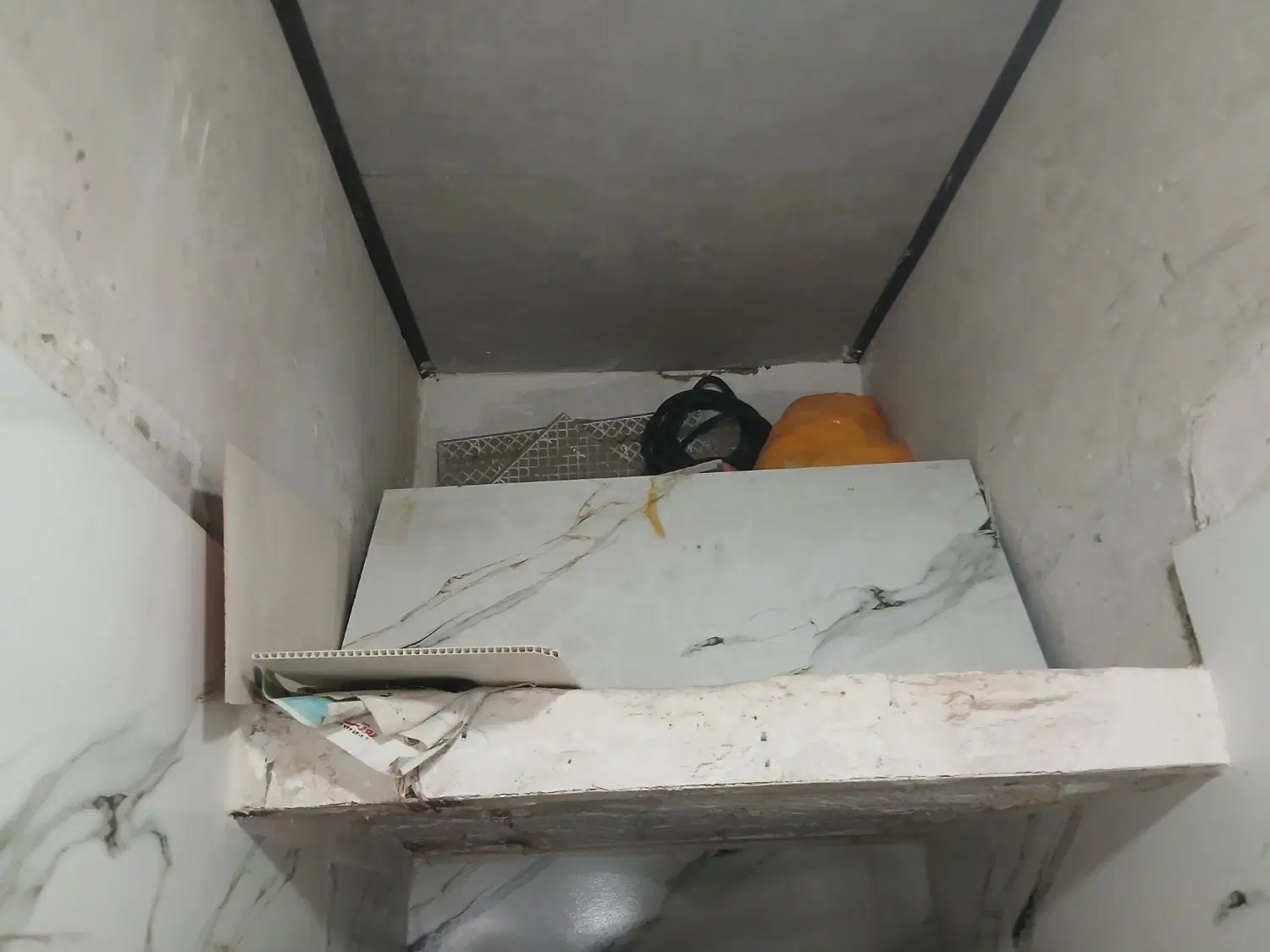 مغازه بر خیابان نزدیک میدان مطهری