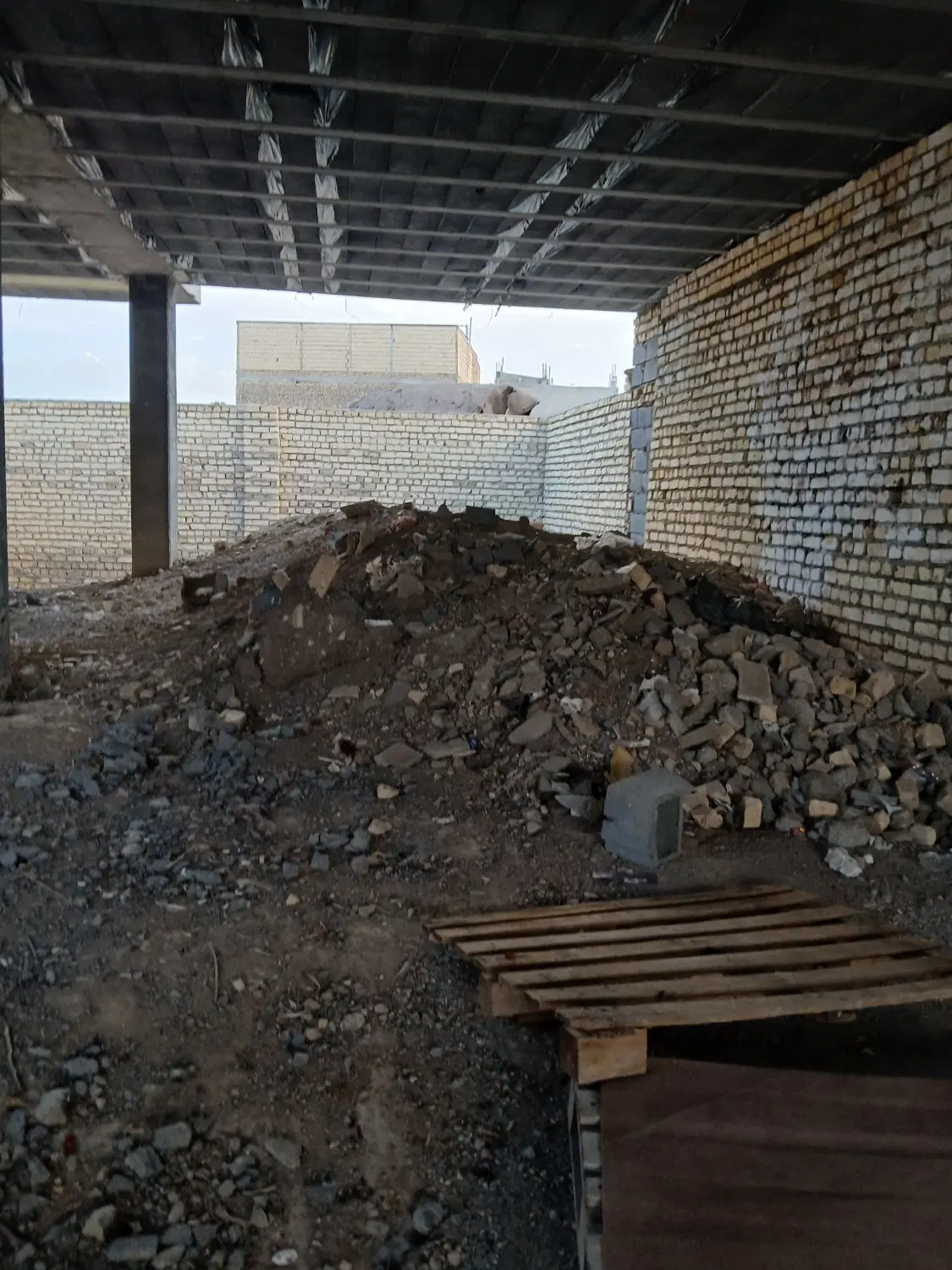 ساختمان نیمه کاره
