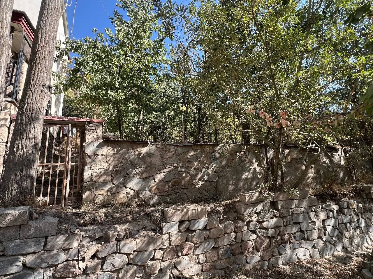 باغ میگون، قصران