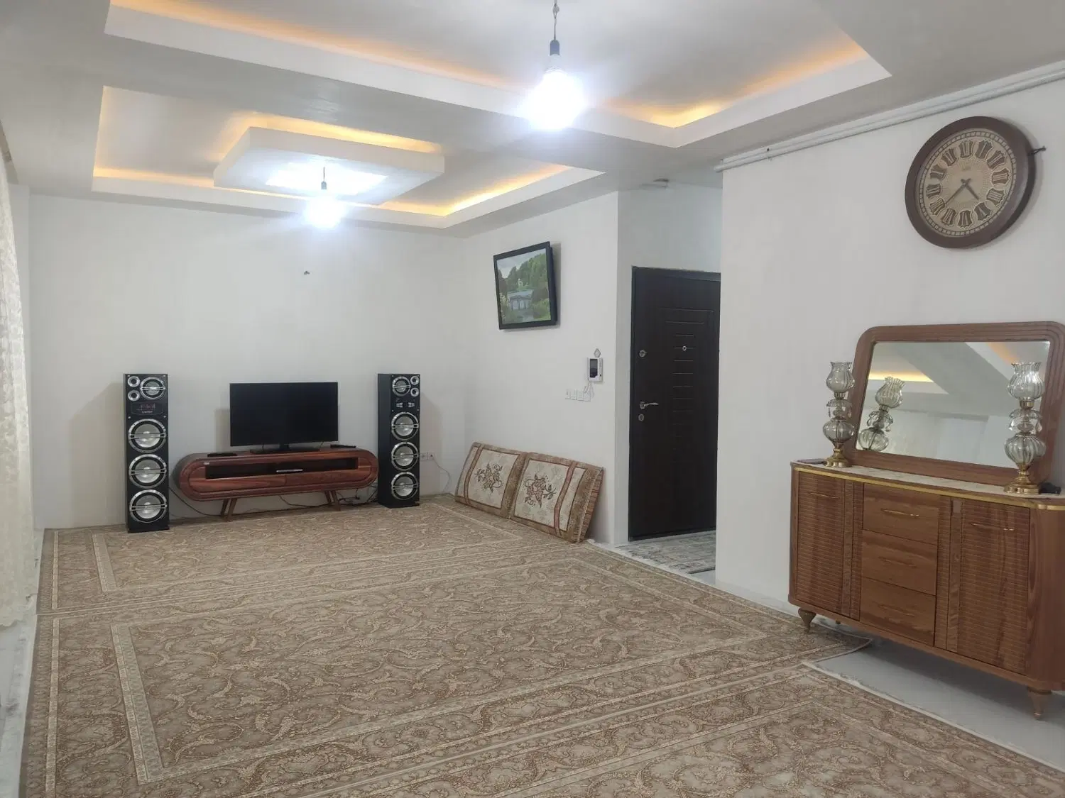 آپارتمان ۳ طبقه تک واحدی پشت تپه