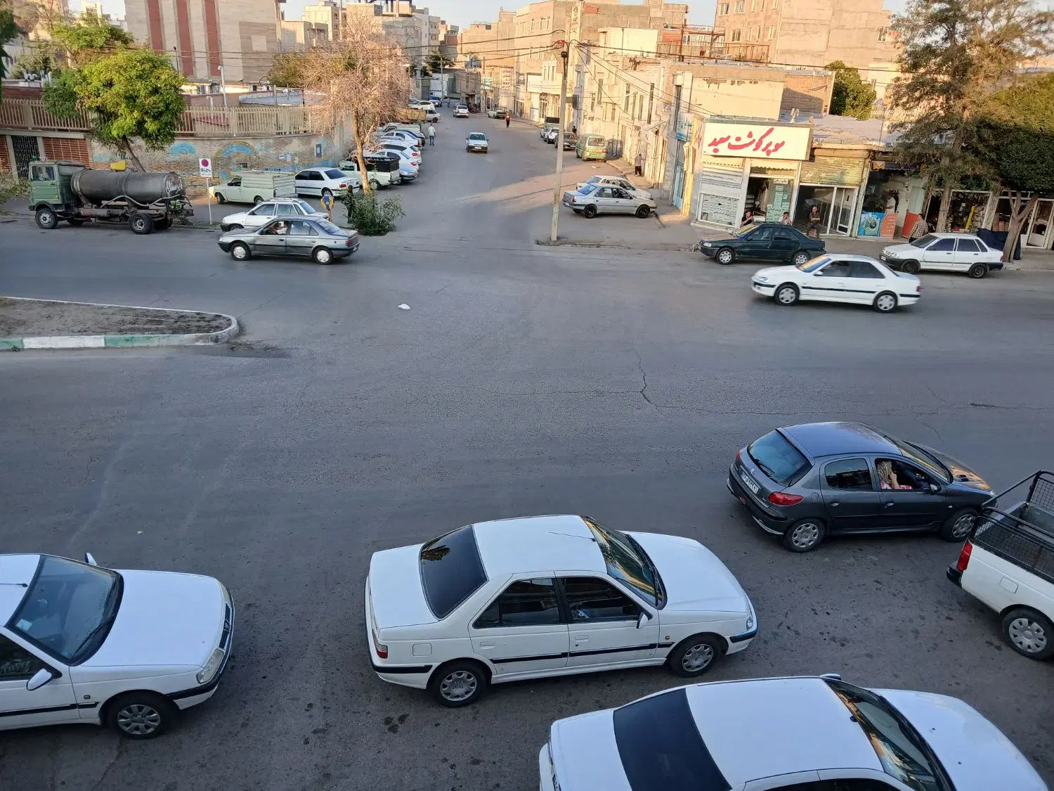 واحد خدماتی ۶۰ متر بر خیابان اصلی میدان مادر