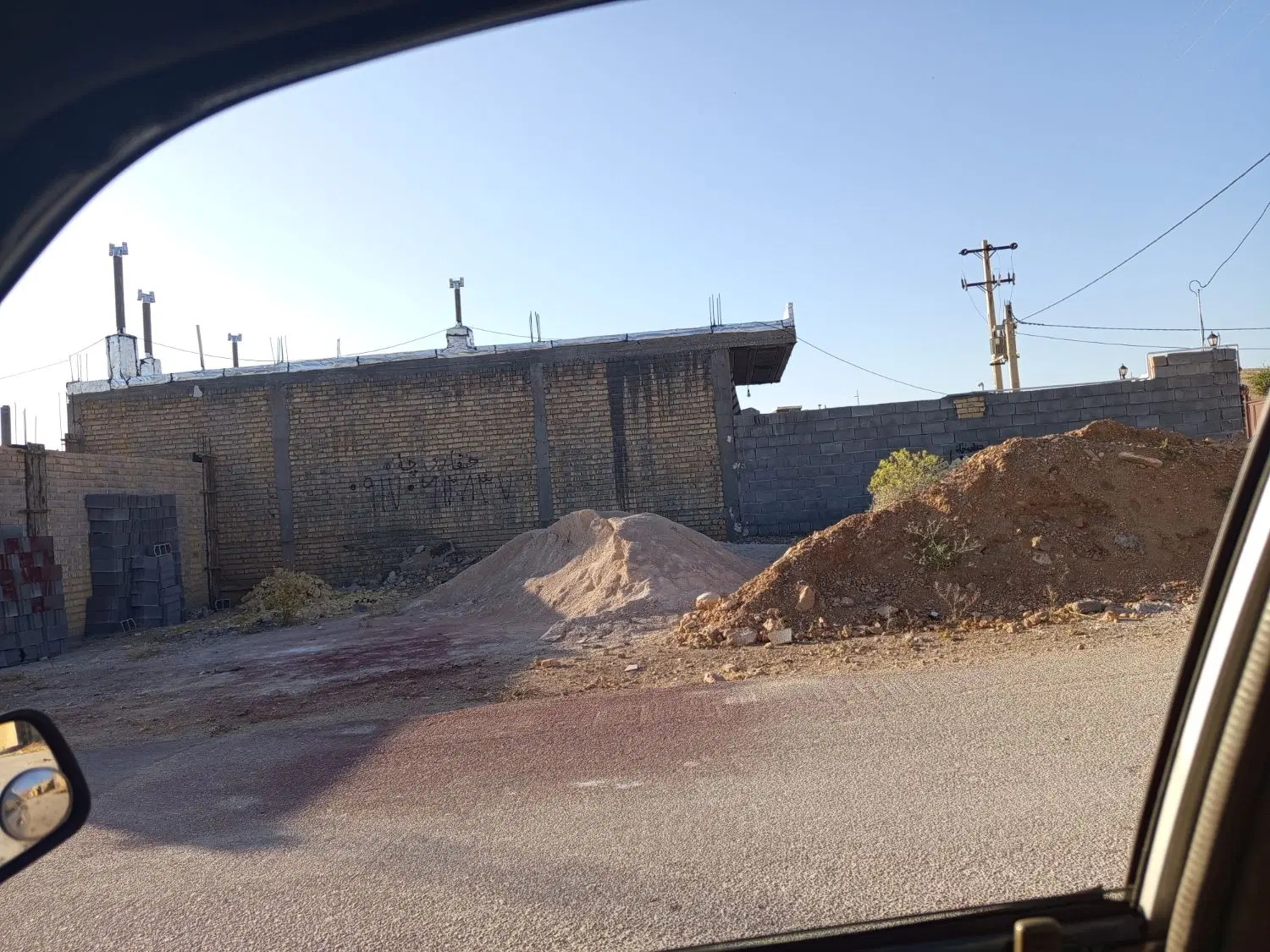 زمین وسط روستا ی چاهسرخ