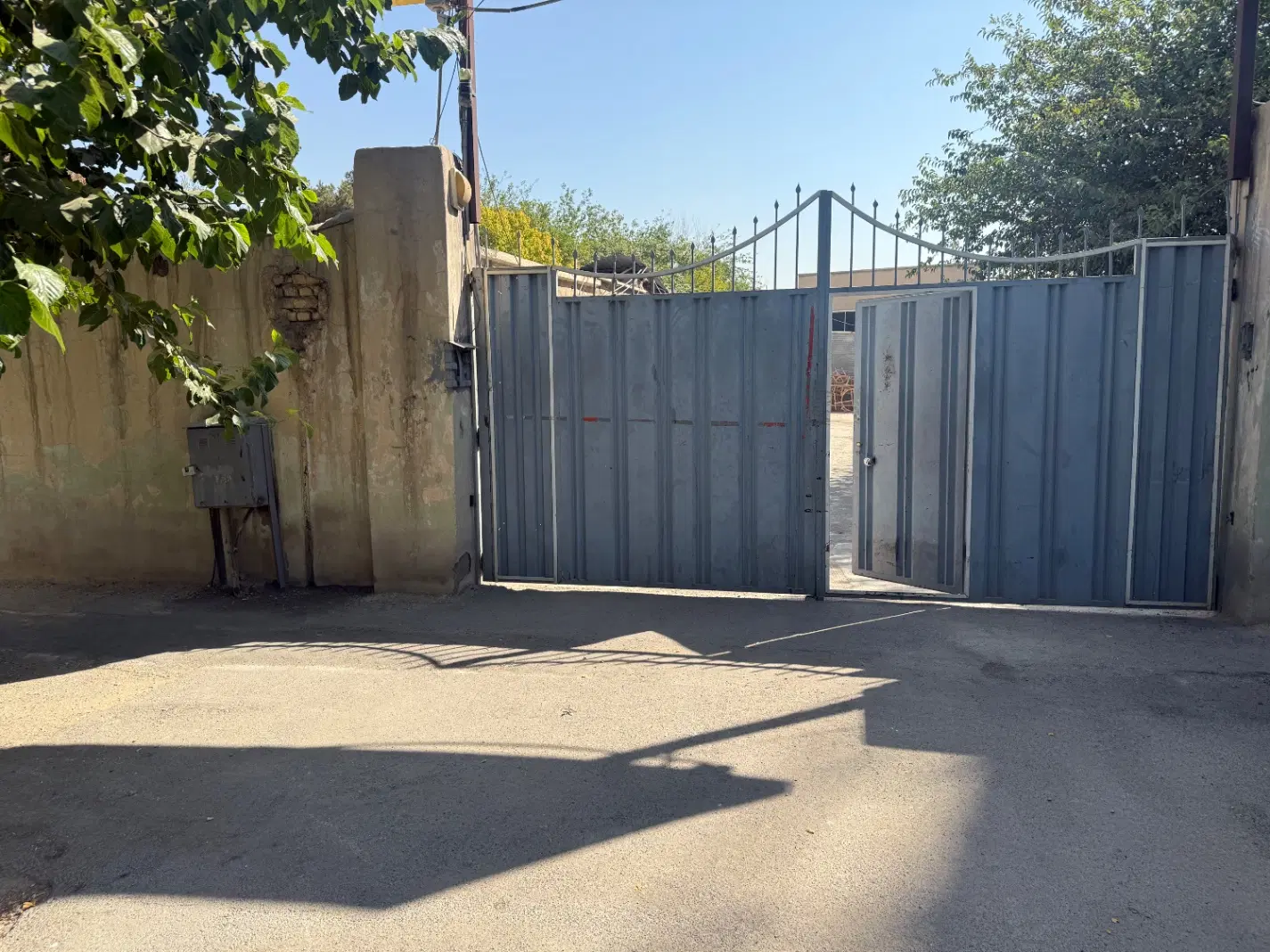 زمین با بنا