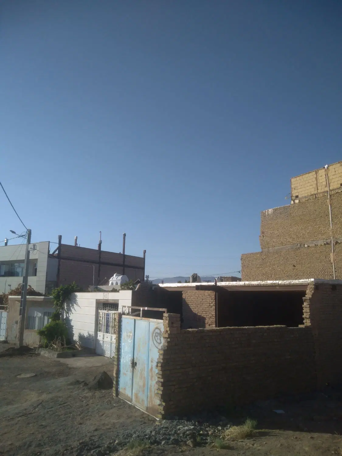 ملک نیمه کاره خیابان بهاران