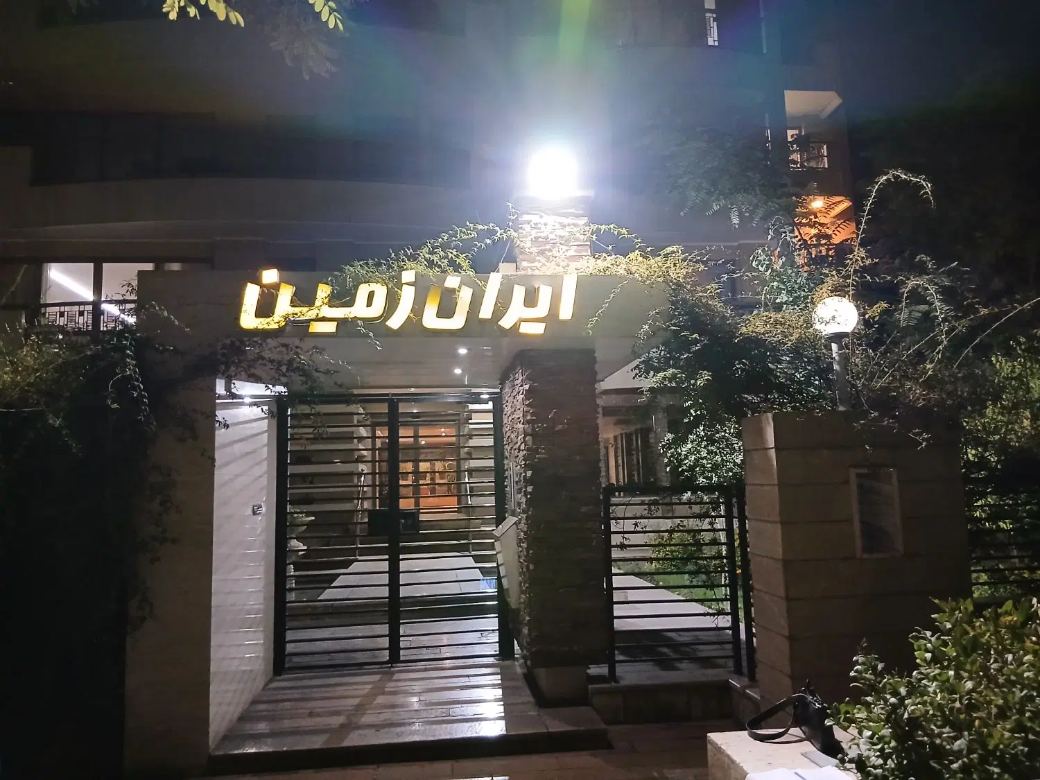 ۱۳۰ متر دو نبش پلاک چهارم مشتاق دوم