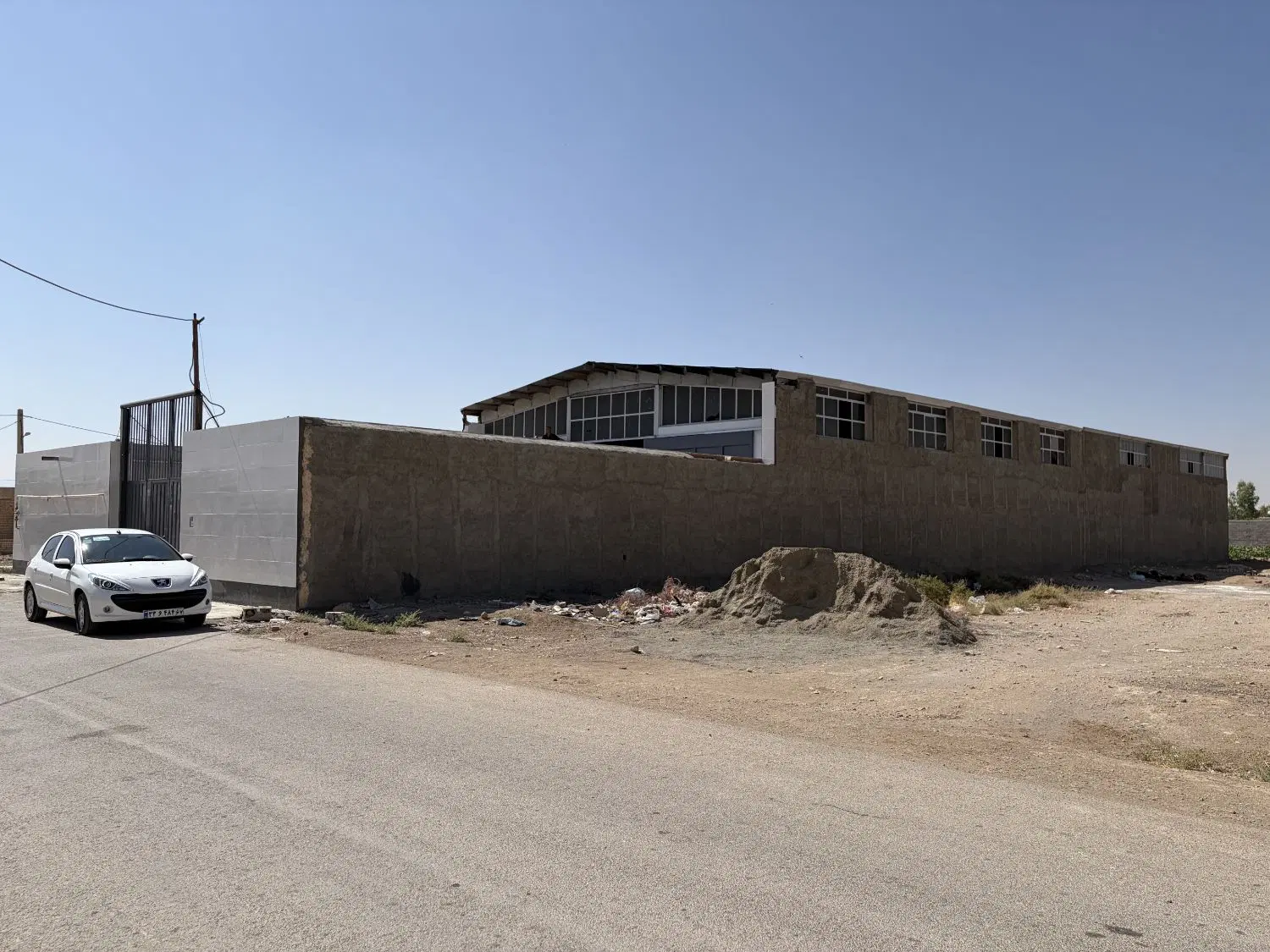 کارگاه ۱۰۰۰متری باامکانات کامل روبرو شهرک صنعتی جی