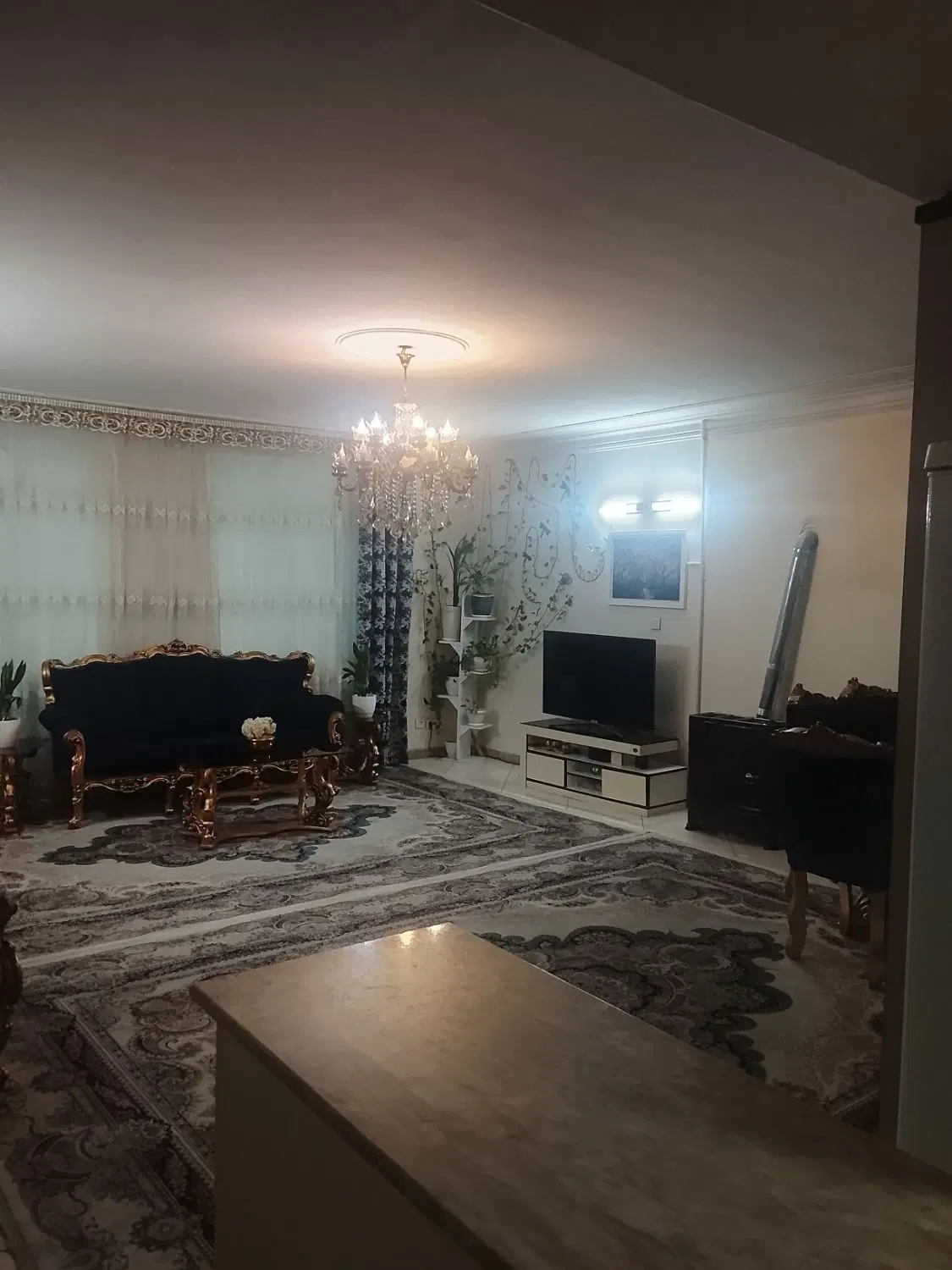 78متر دوخواب لوکیشن خوب روبه افتاب تک واحدی