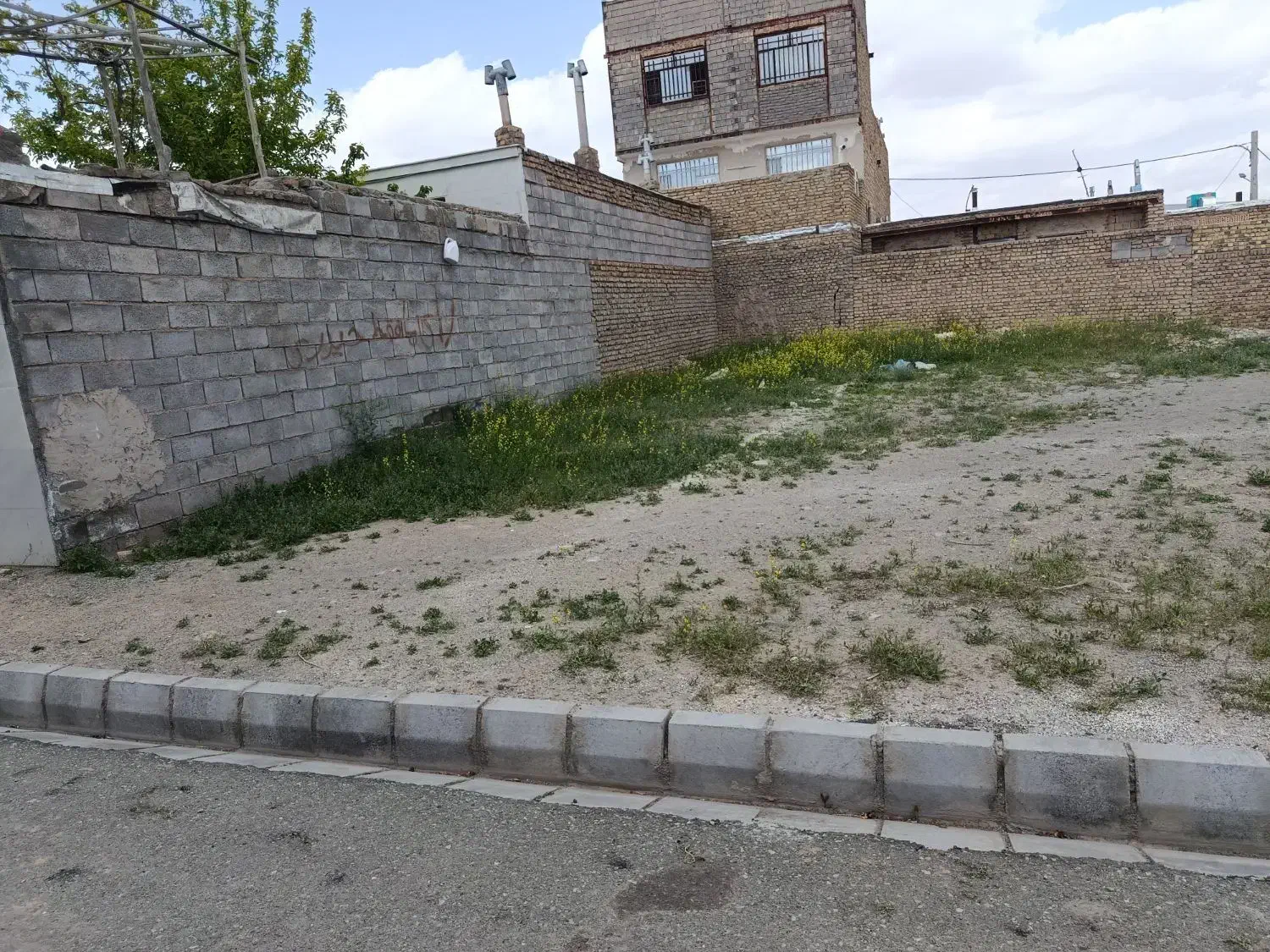 زمین فروشی