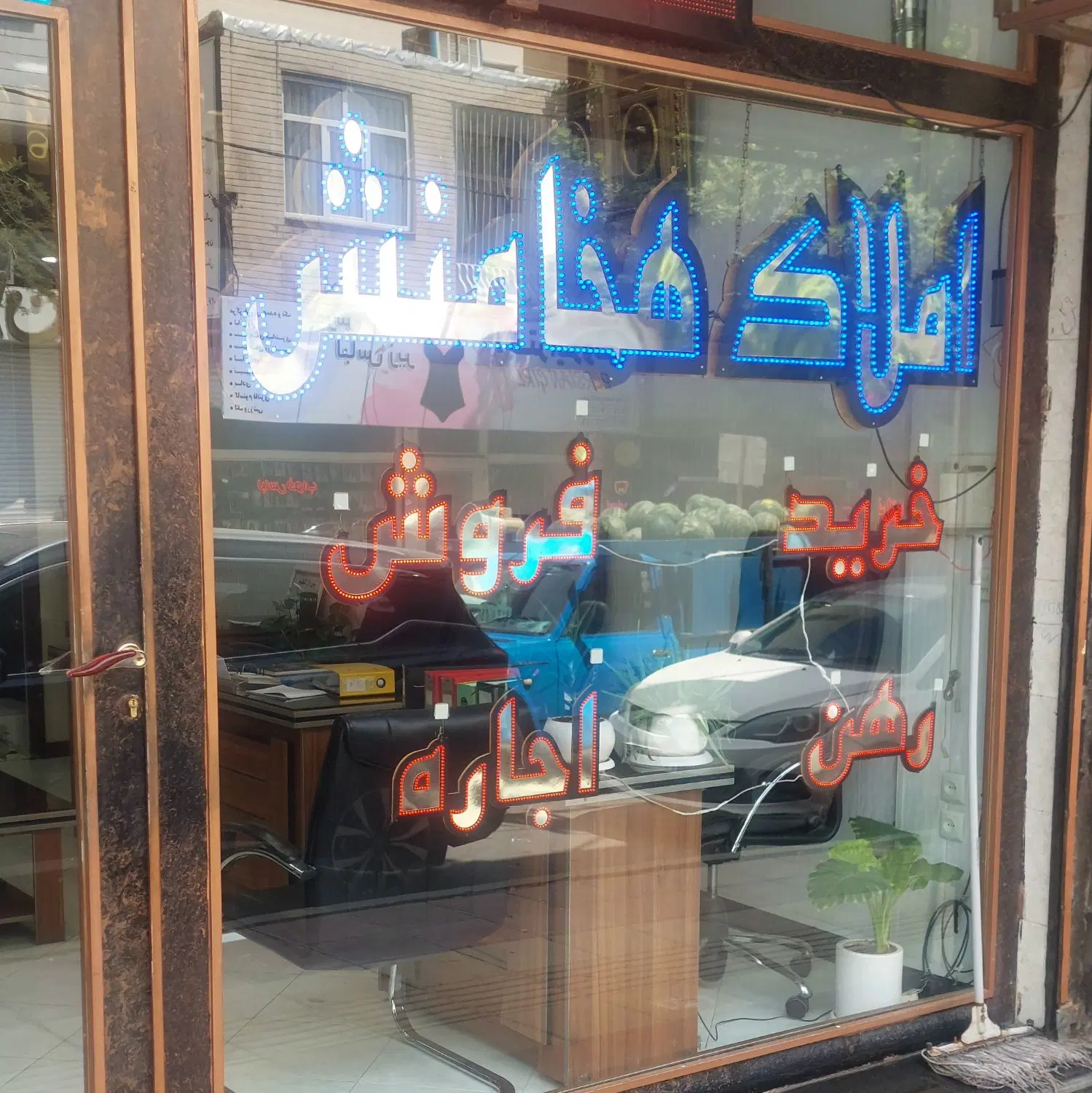 ۷۸ متر شمالی رو به نما